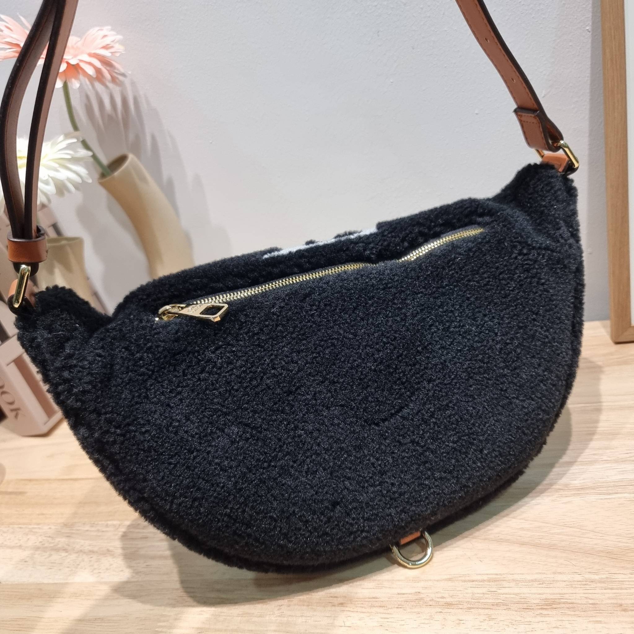 LV BUM BAG MONOGRAM TEDDY FLEECE / LV Teddy Limited Edition Bumbag ไอเท็มที่ต้องมี กับกระเป๋าคาดอก ดีไซน์เอกลักษณ์ โดดเด่นด้วยจัมโบ้ฟ้อนท์สีตัดกับตัวกระเป๋า เปิด-ปิดด้วยซิป ภายในเป็นช่องโล่ง โดยตัวกระเป๋าจะมีหูจับในตัว และสายสะพายที่สามารถปรับได้ตามตัว รุ