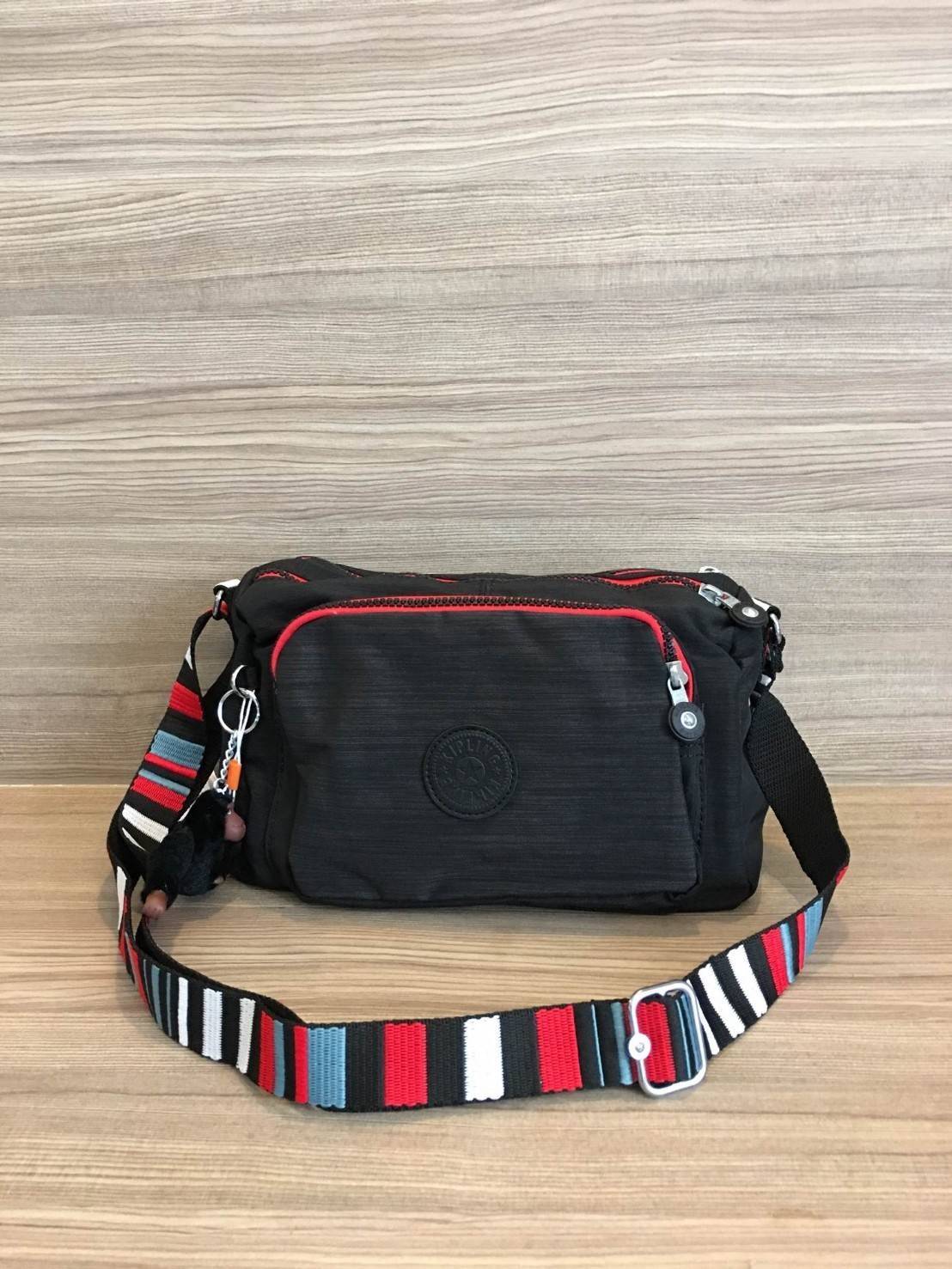 Kipling Reth กระเป๋าสะพายทรงสวย รุ่นยอดนิยม สายสะพายปรับระดับสั้น-ยาว เป็นกระเป๋าสะพายแบบ cross body ได้ค่ะ ช่องซิปเยอะ ใส่ของได้เป็นสัดส่วน จุสัมภาระได้ดีเลยค่ะ ทรงสวย สะพายน่ารักมาก ห้ามพลาดเลยค่ารุ่นนี้