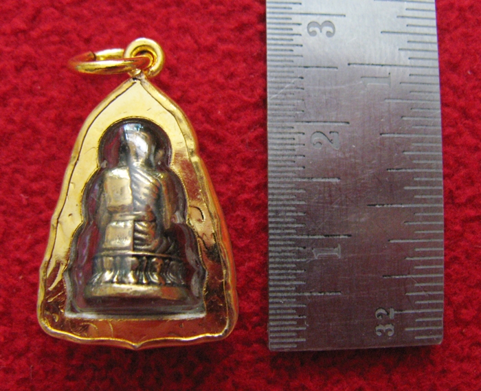 จี้หลวงปู่ทวดเนื้อทองเหลืองเลี่ยมกรอบใหญ่ทองไมครอนพร้อมใบคาถาค่ะ