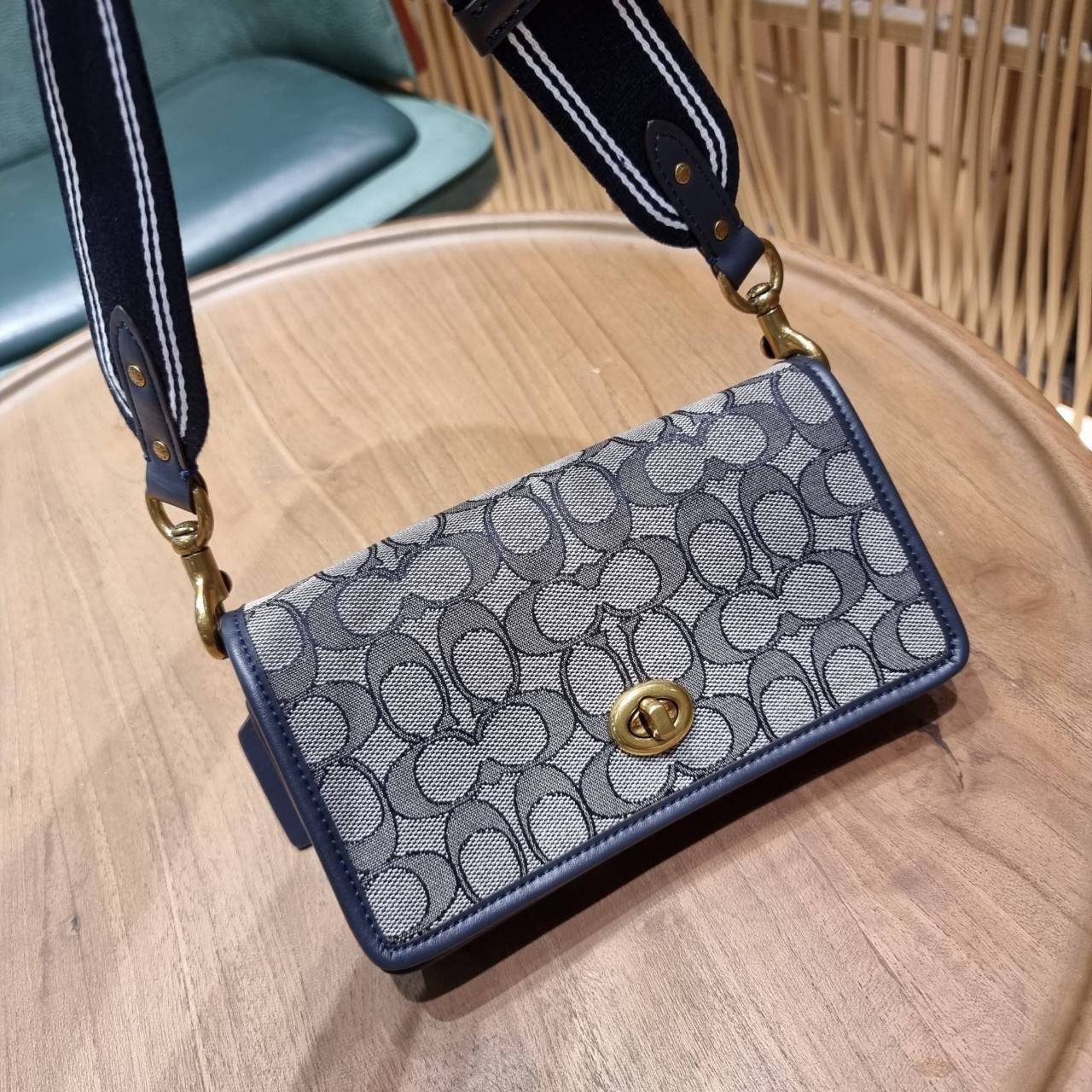 COACH C3824 FOLDOVER CROSSBODY CLUTCH IN SIGNATURE JACQUARD คลัทช์เก๋ๆที่สาวๆตามหา 2IN1 ไปอีกหนึ่ง!! กระเป๋าสะพายทรงคลัชท์ ใช้งานได้ถึง 2 แบบ จะพกเดี่ยวๆแทนกระเป๋าสตางค์ หรือคล้องสายสะพายข้าง สะพายชิคๆคูลๆ ก็ได้อีก มันดีงามมากทุกสี เพราะความละมุนของผ้า ja