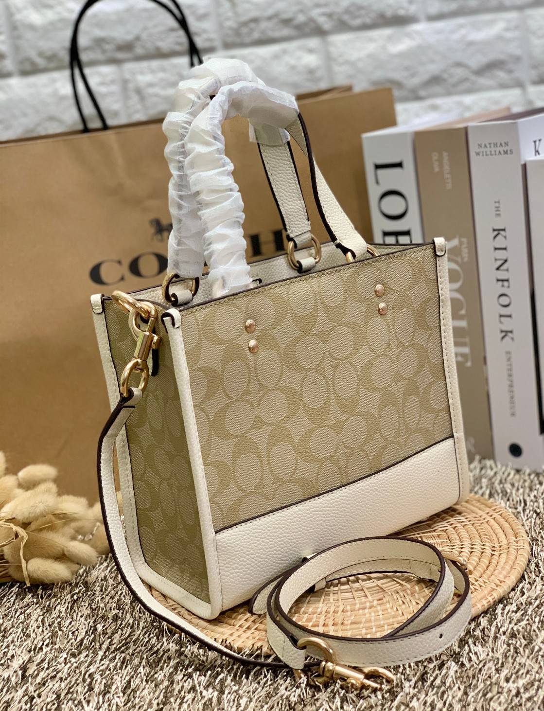 น่าใช้มากๆ สวยเกินราคาไปเลยจร้าา😘 COACH FIELD TOTE 22 SMALL BAG ((C5122)) พร้อมส่งความสวยที่ไทยค่ะ! กระเป๋าหิ้วหรือสะพายข้างได้ หนังแท้นิ่ม ใบจริงสวยมากๆเลยค่ะ ปากกระเป๋าแบบกระดุมแม่เหล็ก ภายในกว้างใส่ของจำเป็นของสาวๆได้เยอะเลย มีช่องซิปและช่องเล็