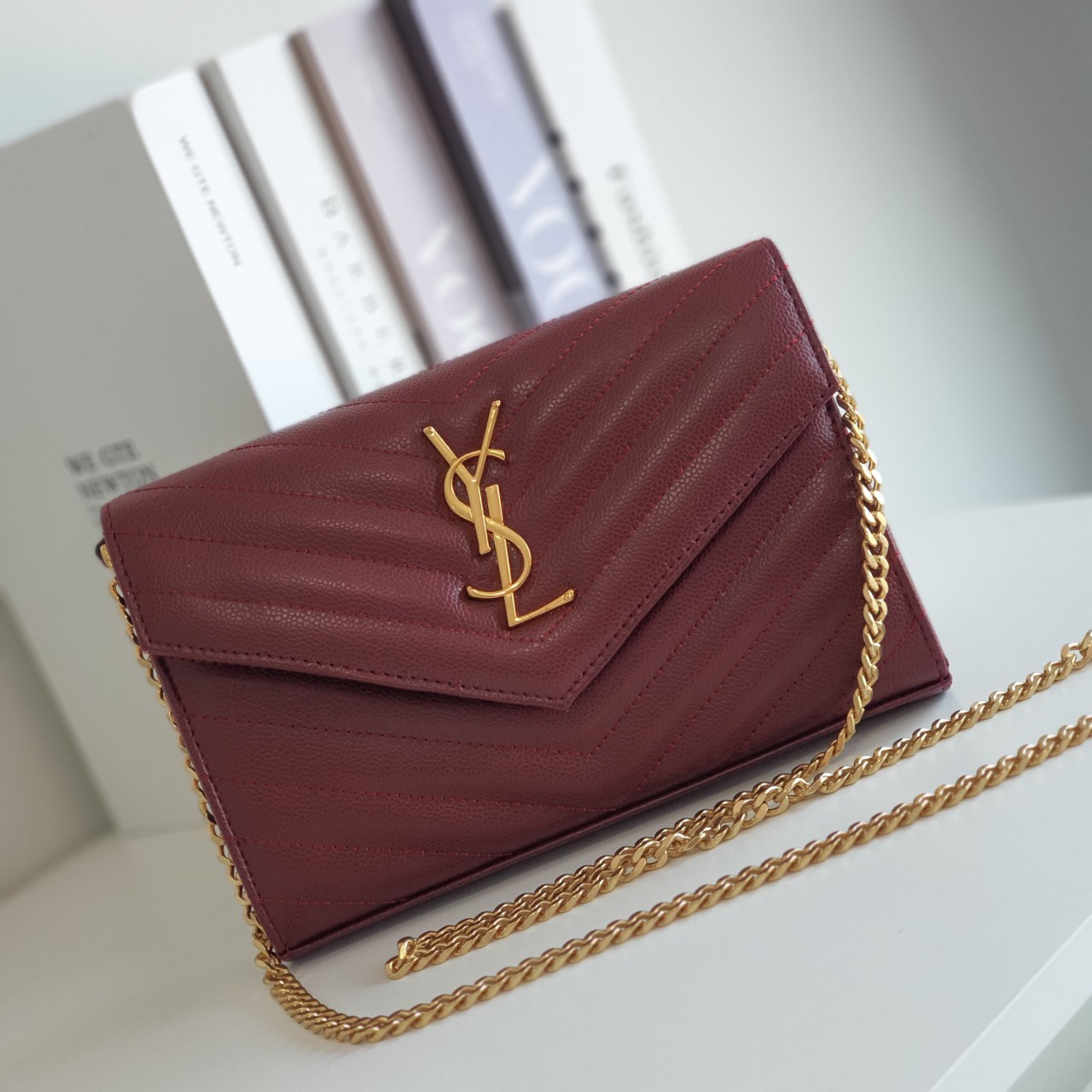 YVES SAINT LAURENT YSL BAG VIP GIFT WITH PURCHASE (GWP) พรีเมี่ยมกิ้ฟ Limited Edition จาก YSL DUTY FREE COUNTER วัสดุหนังแท้ลายคาเวียร์ ทรงหน้าจดหมายลายทาง สวยหรูมาก อะไหล่ทอง เปิดปิดด้วยกระดุมแม่เหล็ก ภายในโล่งมี2ช่องใหญ่ ช่องซิปใหญ่ มีที่ใส่บัตร12ใบ มาพ