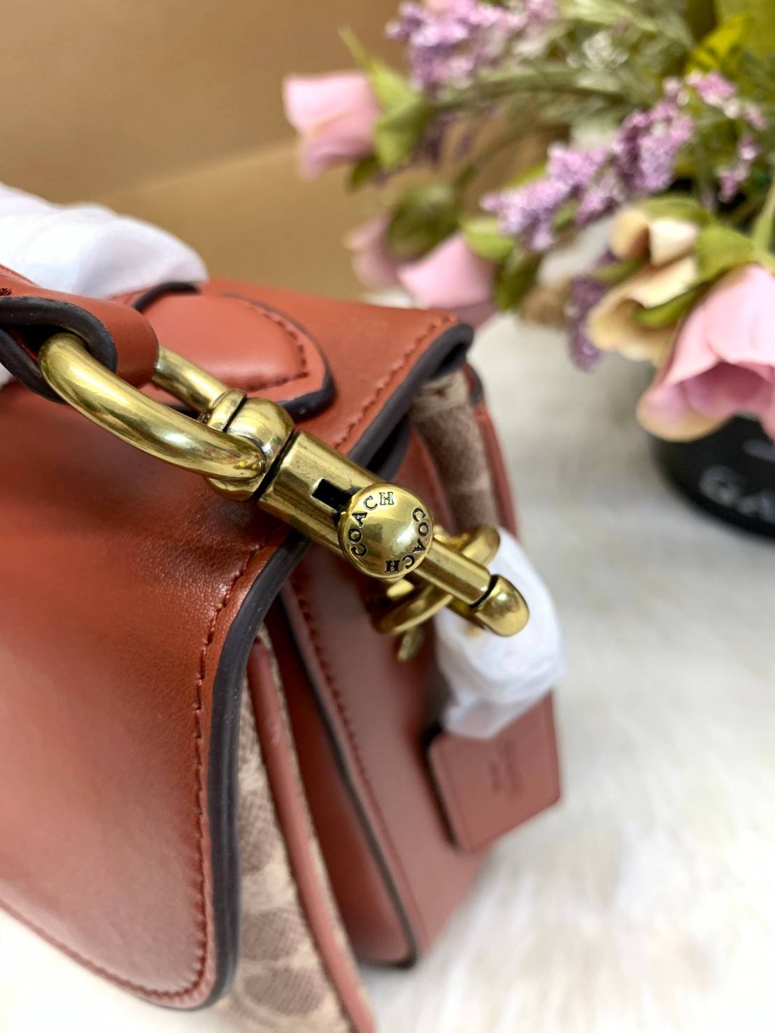 COACH CASSIE CROSSBODY BAG((68349//68348)) พร้อมส่งค่ะ! รุ่นฮิต กระเป๋าหิ้วได้//สะพายข้างหรือครอสบอดี้ร์ได้ หนังแท้นิ่มสวย เปิดปิดกระเป๋าแบบหมุนล็อค ภายในกระเป๋ามี3ช่องให้ใส่ของ แต่ล่ะช่องกว้าง สามารถใส่กระเป๋าเงินใบยาวได้;ของอื่นๆได้จุทีเดียวค่ะ ;มีช่องซ