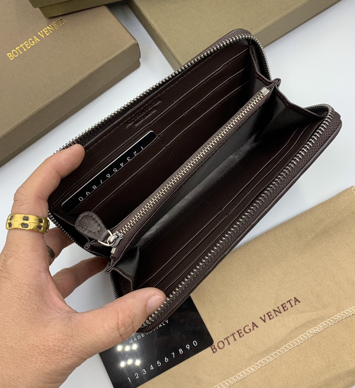 หนังแท้ BOTTEGA VENETA LONG WALLET ZIP AROUND / BV Wallet / BV Long Wallet พร้อมส่งที่ไทย กระเป๋าสตางค์ใบยาวซิปรอบ งานหนังแท้ทั้งใบ รุ่นตามหา เป็นรุ่นยอดนิยม ใช้ได้ทั้งหญิงชาย คลาสสิกหยิบมาใช้งานได้บ่อยที่สุด ใช้ทนทานได้นานภาพสินค้าถ่ายจากงานขายจริง ใช้งา