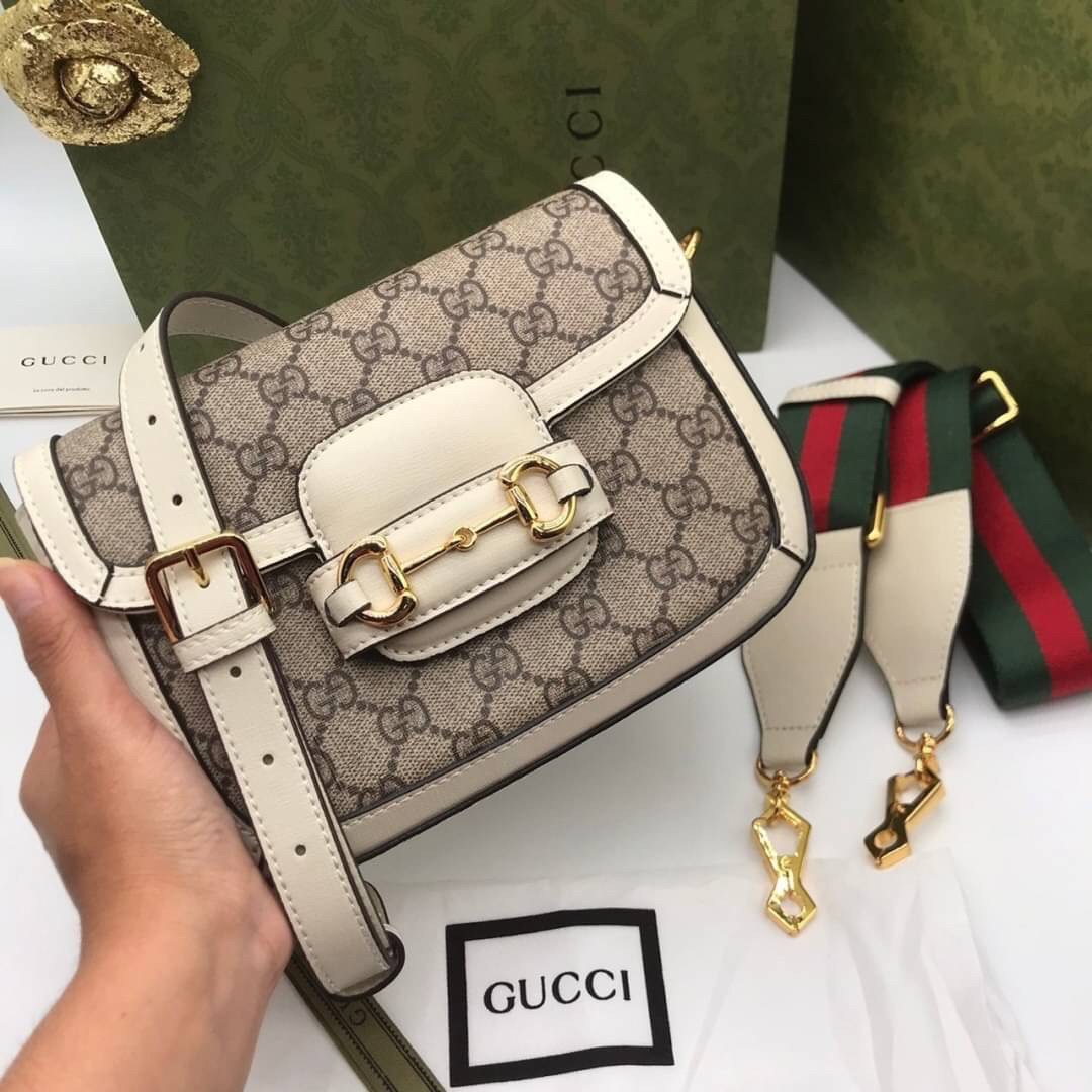 VIP GIFT 】หนังแท้ GUCCI Horsebit 1955 mini bag GG Supreme canvas ที่สุดของรุ่นที่ฮอตหนักมาก คอลเลคชั่นที่ยอดขายดีตั้งแต่วันแรกที่ลง shop ด้วยรูปทรงที่กะทัดรัด ตอบโจทย์ได้ทุกลุค ทุกไลฟ์สไตล์ ใช้งานได้ง่ายคล่องตัว เรียกได้ว่าใครไม่มีได้ยังไง สวยขนาดนี้!!