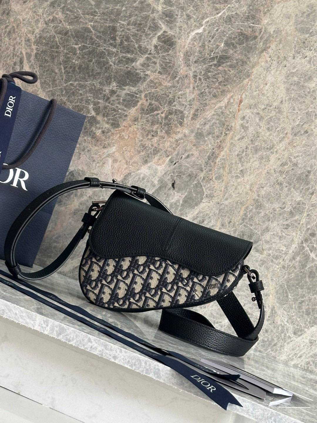 TOP ORI หนังแท้ | DIOR Mini Saddle Oblique jacquard Bag กระเป๋าสะพาย/คาดอกดีไซน์ไอคอนิกด้วยรูปทรงที่ทันสมัย รังสรรค์ขึ้นจากผ้าแจ็กการ์ดลาย สีเบจและสีดำ โดดเด่นด้วยฝาพับแม่เหล็กที่ทำจากหนังแท้ลายเกรนสีดํา เอกลักษณ์ของความหรู ไฮคลาสอย่างลงตัว