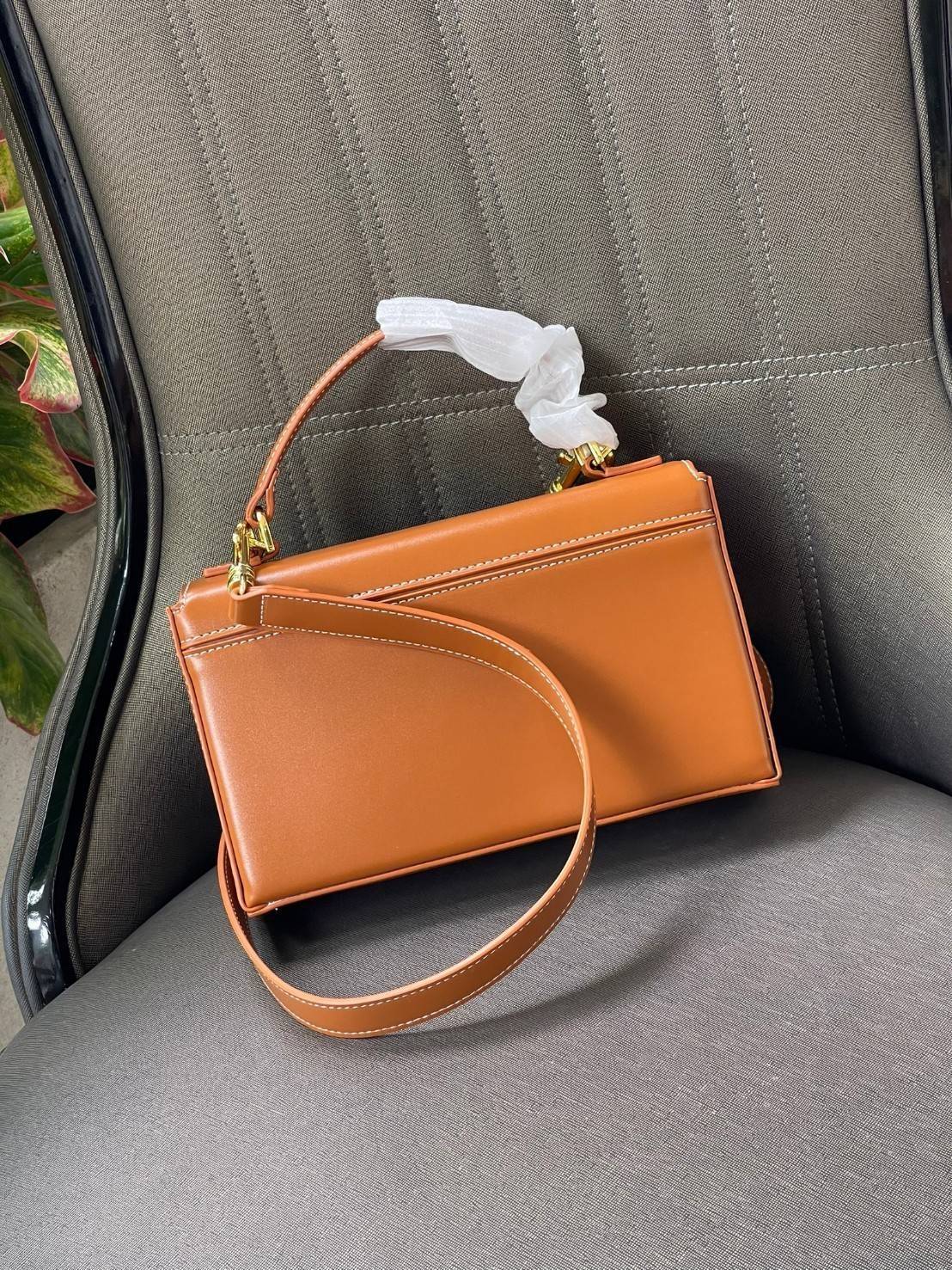 Celine Triomphe shoulder handbag Bag / Celine box triomphe in Natural Calfskin Tan กระเป๋าสะพายเรียบหรูและดูทันสมัยใบนี้ออกมา ให้คุณเลือกสะพายในชีวิตประจำวันเข้ากับการแต่งตัวสบาย ๆ หรือถอดสายถืงออกงานปาร์ตี้สังสรรค์ ก็ช่วยให้คุณดูโดดเด่นได้เช่นกัน นอกจากน