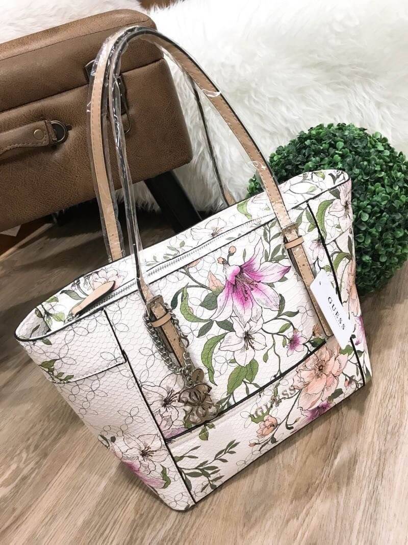 GUESS PRINTED FLOWERS SHOPPER BAG (SIZE L) กระเป๋าสะพายทรง TOTE หนังสวยอยู่ทรง ลายดอกไม้ ใบใหญ่กำลังดี น้ำหนักเบา ด้านหน้าประดับโลโก้แบรนด์ อะไหล่เงินพร้อม พวงกุญแจแบรนด์ห้อยที่หูหิ้วถอด เเยกใช้ได้ หูหิ้วเลื่อนปรับระดับได้ เปิดปิดด้วยซิป ภายในกว้างจุได้เย