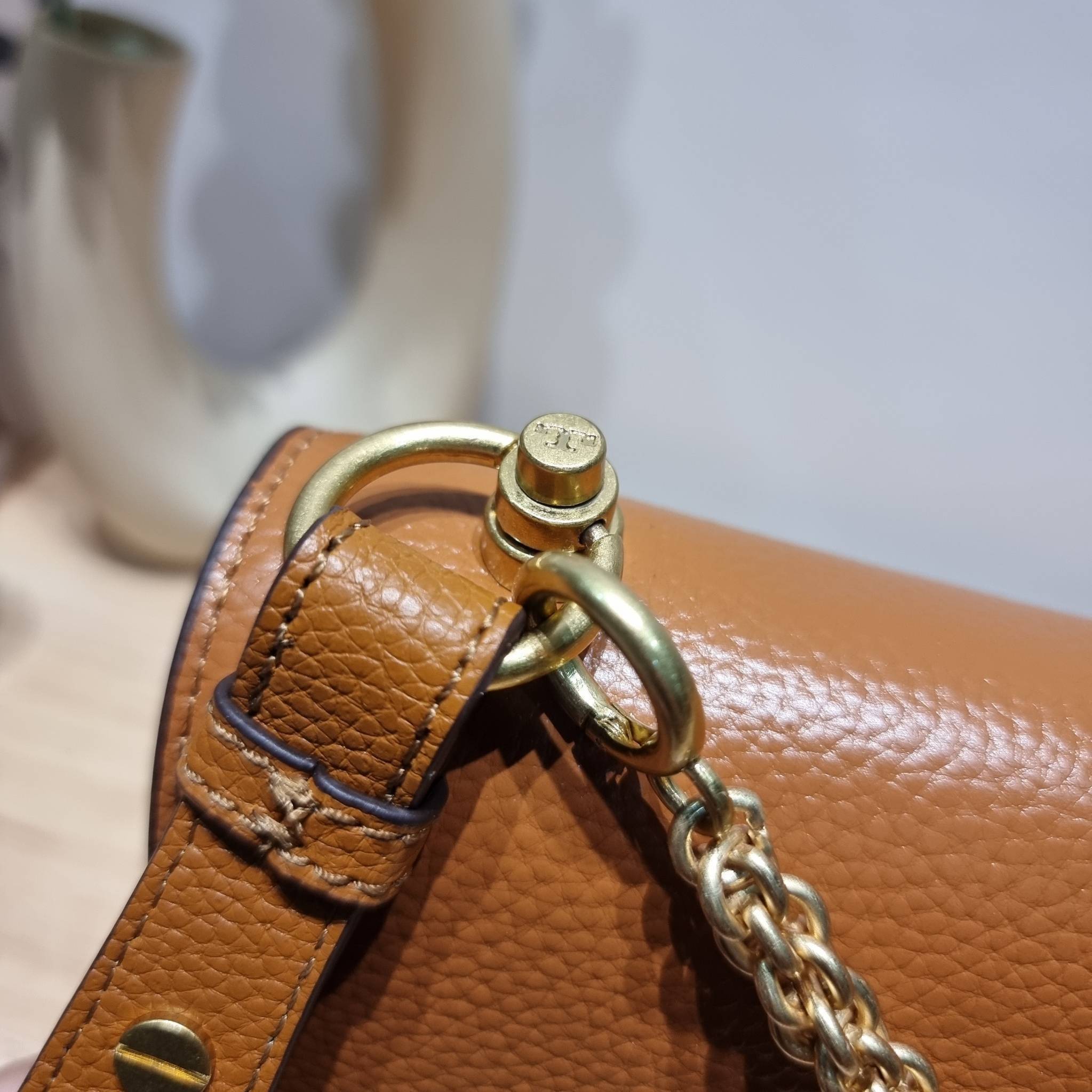 TORY BURCH MILLER SHOULDER BAG / Tory Burch Bag รุ่นยอดนิยม รุ่นหายาก รุ่นที่สาวๆตามหา ใบนี้เลย!! สวยหรู ผู้ดีทุกสี กระเป๋าสะพายไหล่ ดีไซน์อยู่ทรง คลาสสิคแฝงความหรูด้วยโลโก้สีทองอร่ามโดดเด่น
