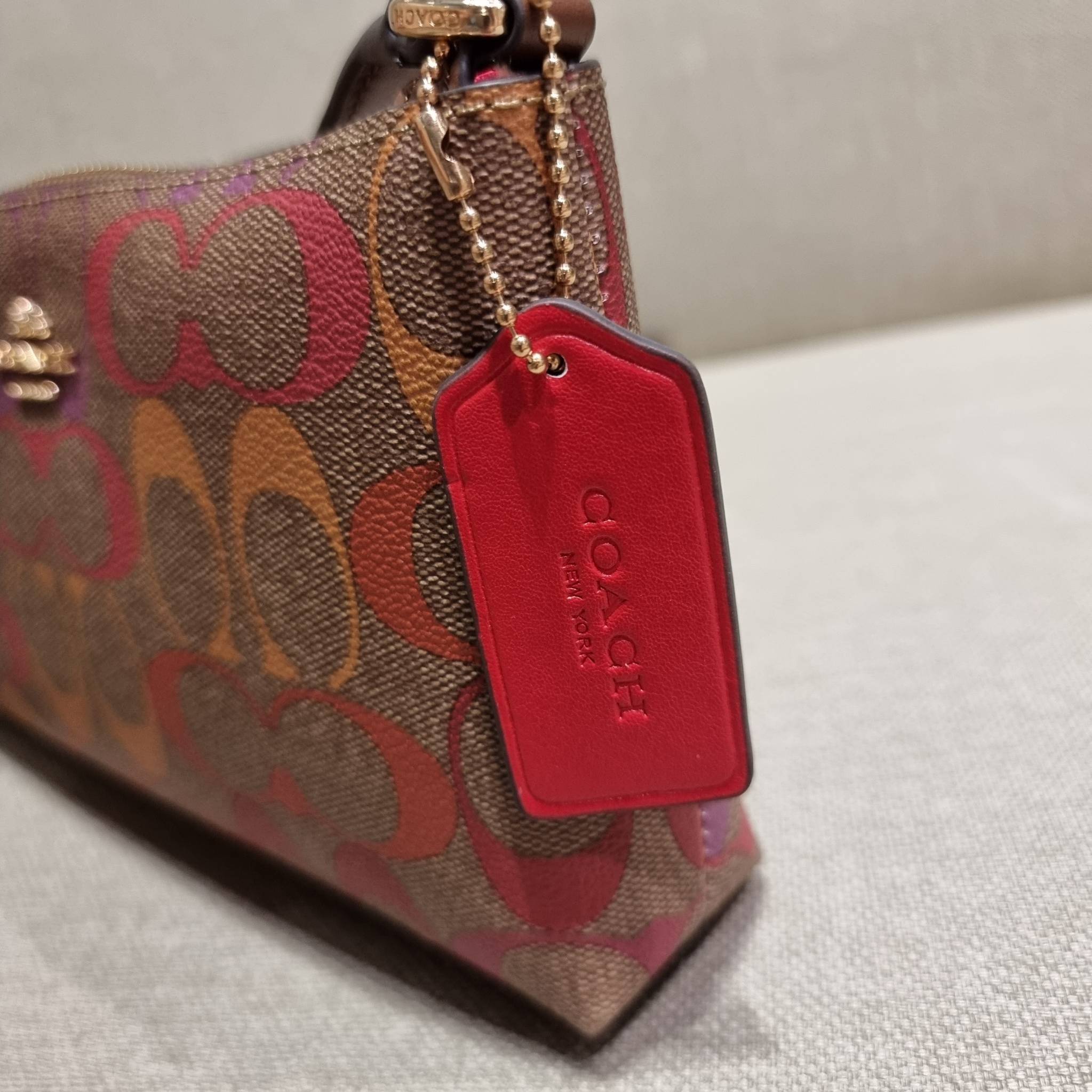 COACH C1653 ZIP TOP CROSSBODY IN RAINBOW SIGNATURE CANVAS คอลเลคชั่นใหม่ ปังและสวยไปอีกหนึ่ง สาวๆตามหาต้องไอเท็มนี้ กระเป๋าสะพายข้าง ใช้งานง่าย สายสะพายในตัว ปรับได้สบายๆ ดีไชน์รูปทรงออกมาคลาสสิค น่าใช้ วัสดุหนังแคนวาส เปิด-ปิดด้วยซิป ภายในเป็นช่องโล่ง มี