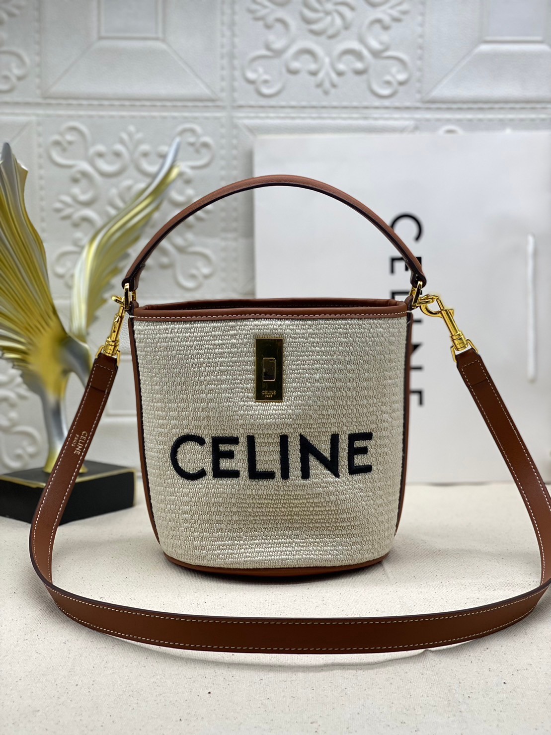 CELINE BUCKET 16 BAG วัสดุ Textile Canvas & CalfSkin ดีไซน์ทรง Bucket ขนาดเล็กน่ารักกำลังดี เนื้อหนาแข็งแรง ภายในกว้าง มาพร้อมหูหิ้วหนังและสายสะพายหนังยาวอะไหล่แบรนด์สีทองสุดหรู