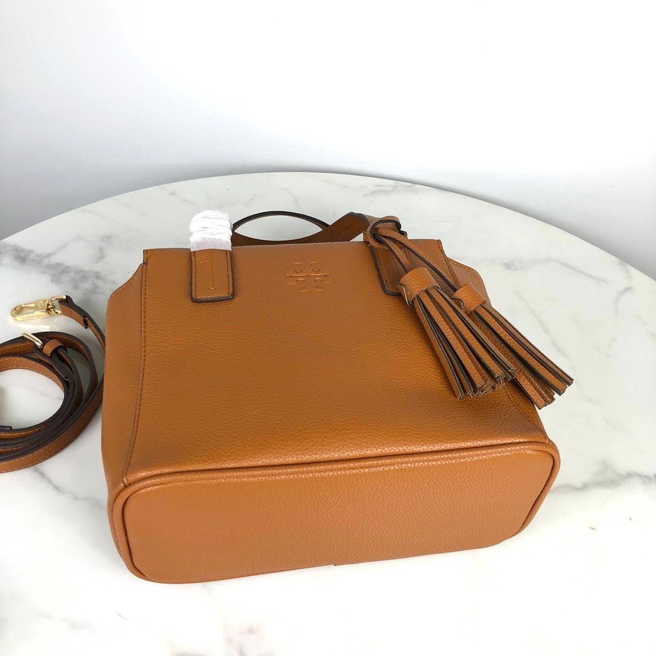 TORY BURCH Handbag / TORY BURCH shoulder bag พร้อมส่งที่ไทย กระเป๋าถือ หรือสะพาย TORY BURCH เปิด - ปิดกระเป๋าด้วยซิป ด้านในมีช่องซิป 1 ช่อง ช่องใส่ของ 1 ช่อง หูจับสูง 12 cm มาพร้อมสายสะพายยาว สามารถถอดและปรับได้ 3 ระดับค่ะ