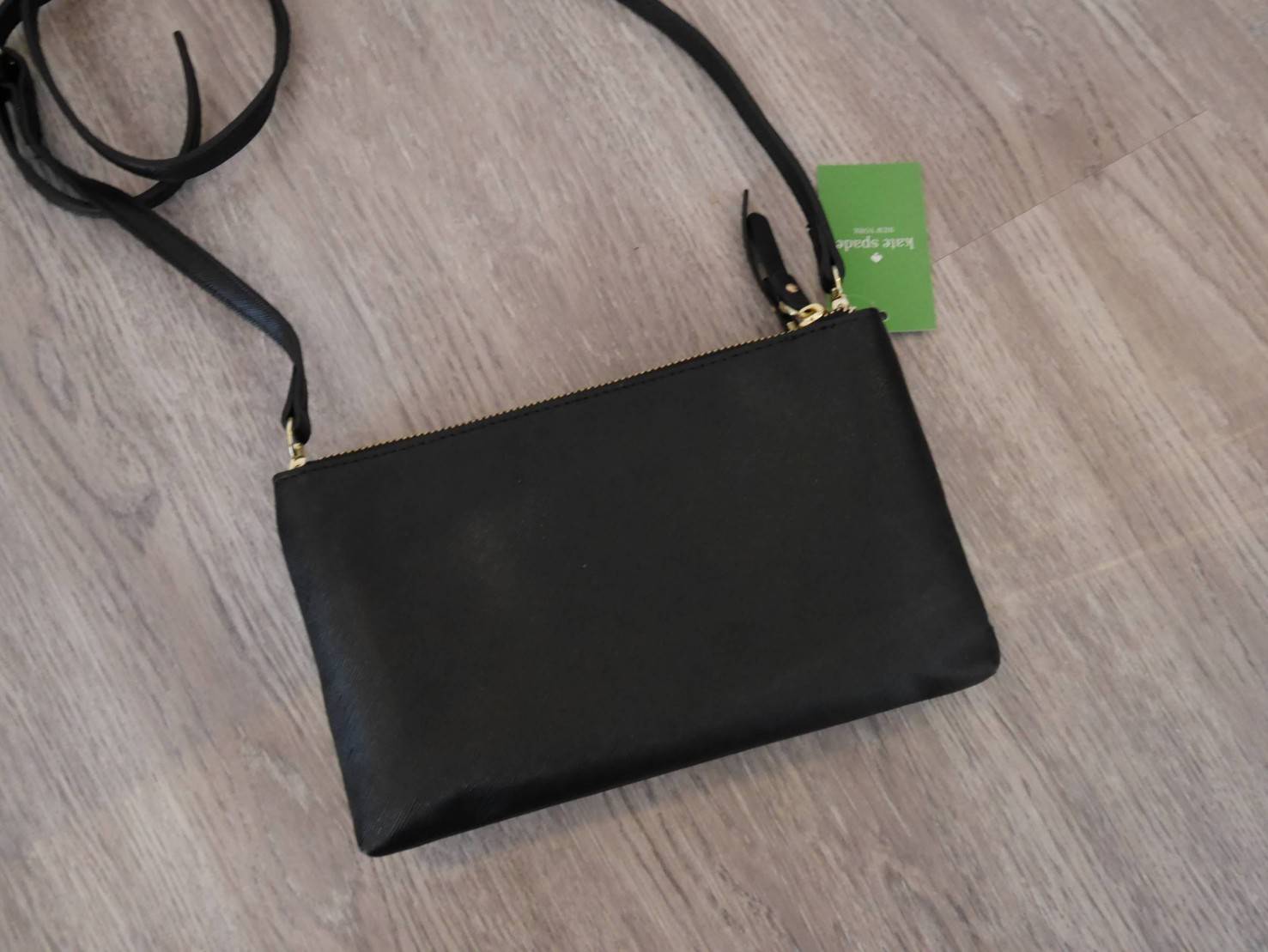 New in! Kate Spade 2 zips crossbody bagกระเป๋าสะพายครอสบอดี้ **ทรงน่ารัก เปิดปิดกระเป๋าด้วยซิป2ช่อง ด้านในมีช่องซิป อีกด้านมีช่องใส่ของ หนังนื่ม นุ่มมือ สายสะพายเลื่อนปรับระดับได้ สามารถใส่ กปต.ยาว (บางรุ่น) ได้พอดีน้าา บอกเลยว่า เริ่ดมากจริงๆ คุ้มค่าราคา
