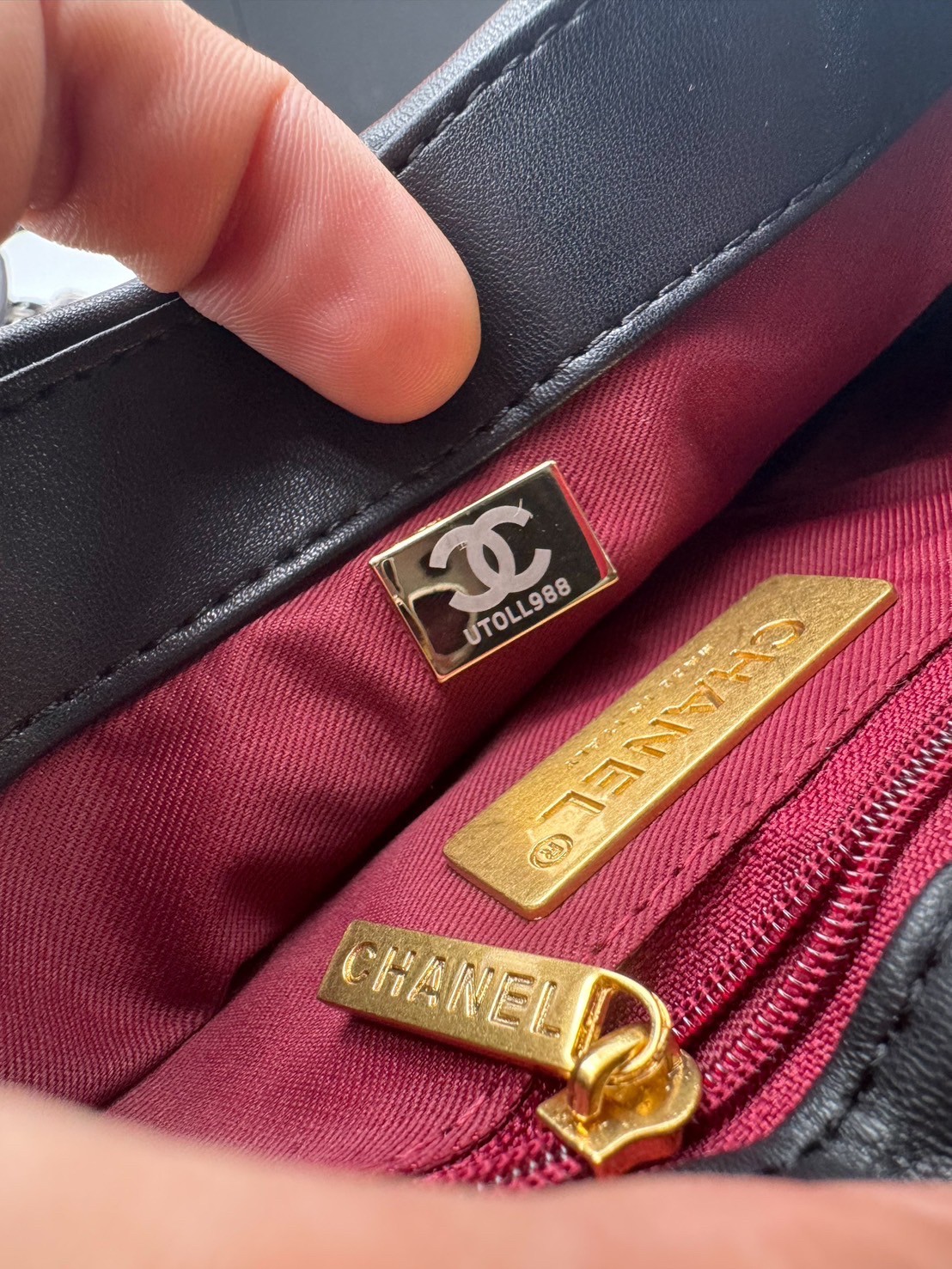 CHANEL 19 Handbag Flap Bag กระเป๋าสะพายรุ่นในตำนานที่เป็นลูกรักของสาวๆ ไปแล้ว คลาสสิกที่สุด ให้ลุคลูกคุณมั๊กมากกก งานหนังเรียบสวย หนังมีกลิ่นหอมฟุ้งตั้งแต่เปิดกล่อง หรูหราแบบไม่ต้องพูดเยอะ