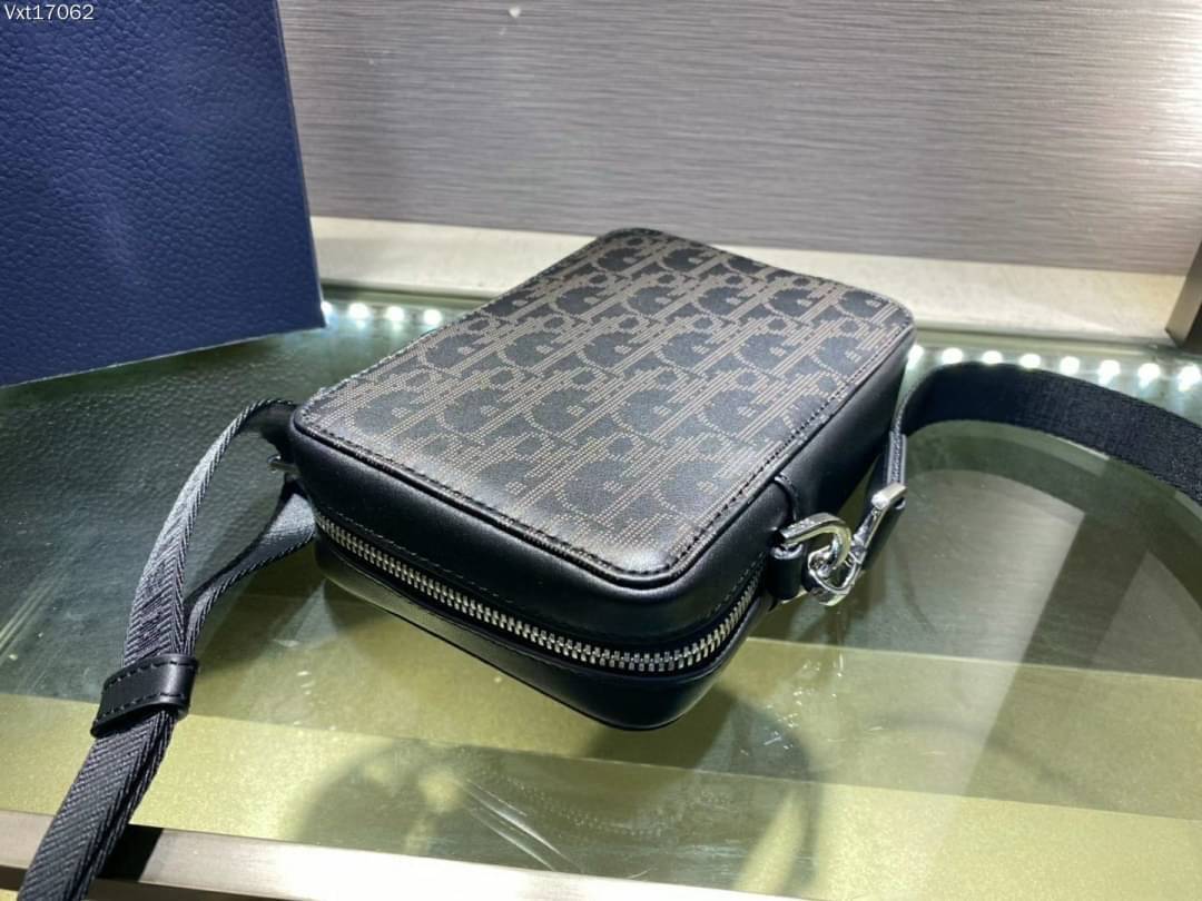 Dior World Tour Vertical / DIOR WORLD TOUR OBLIQUE GALAXY LEATHER MESSENGER POUCH BAG / Dior Pouch With Strap Oblique Galaxy Calfskin เกรดเทพออริจินอล หนังแท้ ภาพถ่ายจากสินค้าจริง ใช้งานต่างประเทศได้