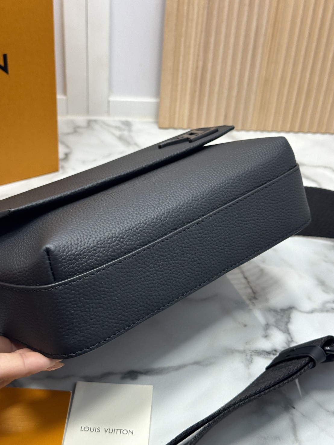 LV Fastline Messenger Bag กระเป๋าสะพาย ทรงแมสเซ็นเจอร์ สีดำเต็มใบสวยคลาสสิก หนังแท้สัมผัสนุ่ม ผสานสไตล์และฟังก์ชันการใช้งานเข้าด้วยกันอย่างลงตัว