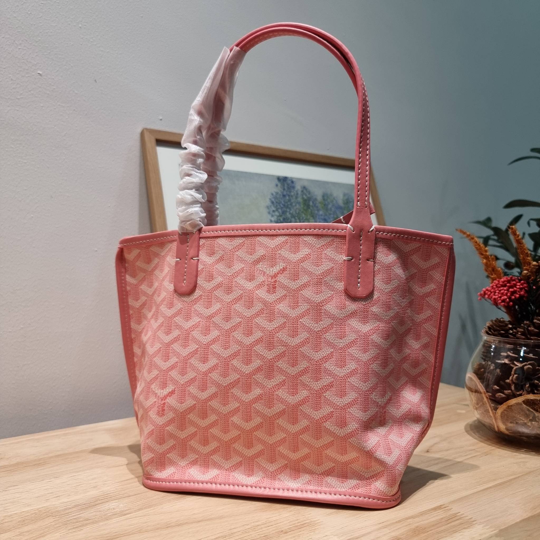 GOYARD MINI ANJOU REVERSIBLE TOTE ฮอตไอเท็ม กับกระเป๋าสะพายทรงโท้ท ไซส์มินิ กะทัดรัดมาก มาครบสีขายดี เลิศทุกสี รูปทรงคลาสสิค ดีไซน์เป็นเอกลักษณ์ ใช้งานได้หลากหลาย สามารถกลับด้านใช้ได้แบบไม่มีเบื่อ
