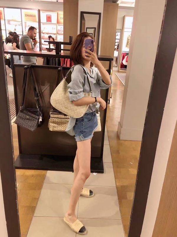 COACH SIGNATURE ZIP SHOULDER BAG กระเป๋าถือหรือสะพายไหล่ ทรงสวย ลาย signature วัสดุหนัง PVC. เนื้อนิ่ม ตัดของหนังสีฟ้า เปิดปิดด้วยซิป ภายในกว้าง ใส่ iPad, A4 และของใช้ได้เยอะ มีช่องเล็ก และช่องซิปค่ะ Must have!