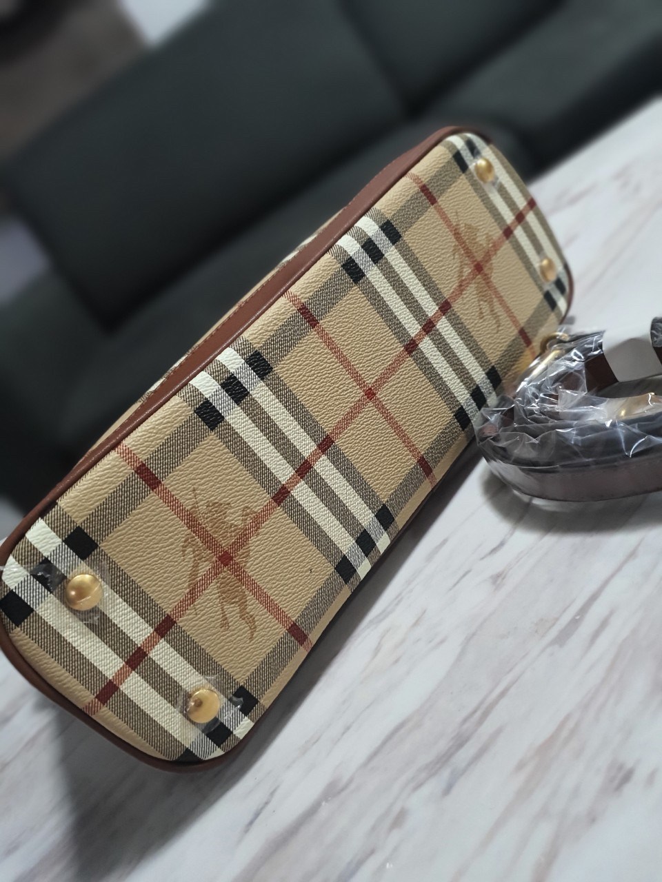 BURBERRY VINTAGE BAG VIP GIFT WITH PURCHASE (GWP) พรีเมี่ยมกิ๊ฟ Limited Edition จากBURBERRY วัสดุหนังทั้งใบ ทรงคลาสสิคสวยหรู เปิดปิดด้วยซิป ภายในมีช่องใส่ของโล่งกว้าง พร้อมช่องซิปอีกหนึ่งช่อง สามารถใส่มือถือ ipad ของจุกจิกได้ อีกด้านใส่ของพร้อมหยิบใช้ อะไ