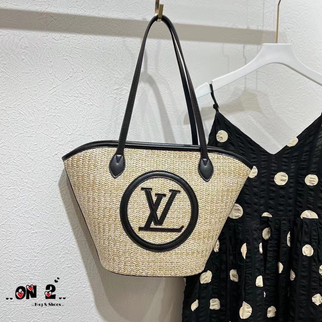 LV SAINT JACQUES TOTE BAG 25cm กระเป๋าสะพายรุ่นลิมิเต็ดหายาก ด้วยวัสดุสังเคราห์จากธรรมชาติ สานเต็มใบออกมาเป็นลวดลายสวยงาม และยังโดดเด่นด้วยโลโก้ สีโทนอุ่น