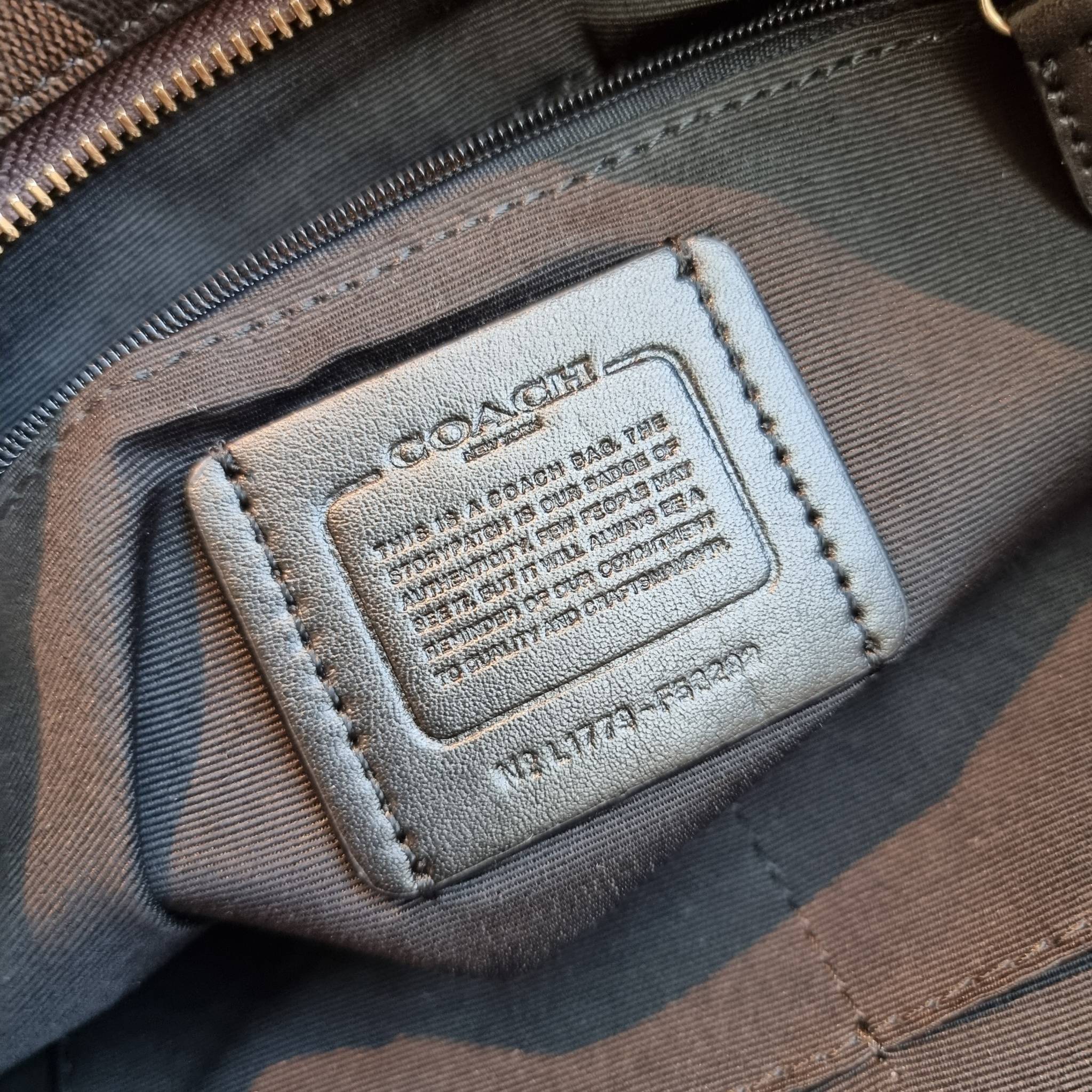 OUTLET 】COACH F58292 CITY ZIP TOTE IN SIGNATURE 16" รุ่นขายดี!! ไซส์ใหญ่ สีสวยมาให้แบบจัดเต็ม!! กระเป๋าถือทรงโท้ทใบใหญ่ สวยน่าใช้ทุกสี สะพายคล้องไหล่ได้เก๋ๆ จุของแน่นๆไปเลยจ้า!! วัสดุหนังแคนวาสคุณภาพ ปากกระเป๋าเปิด-ปิดด้วยซิป กันของหล่นได้ ถือไปไหนก็