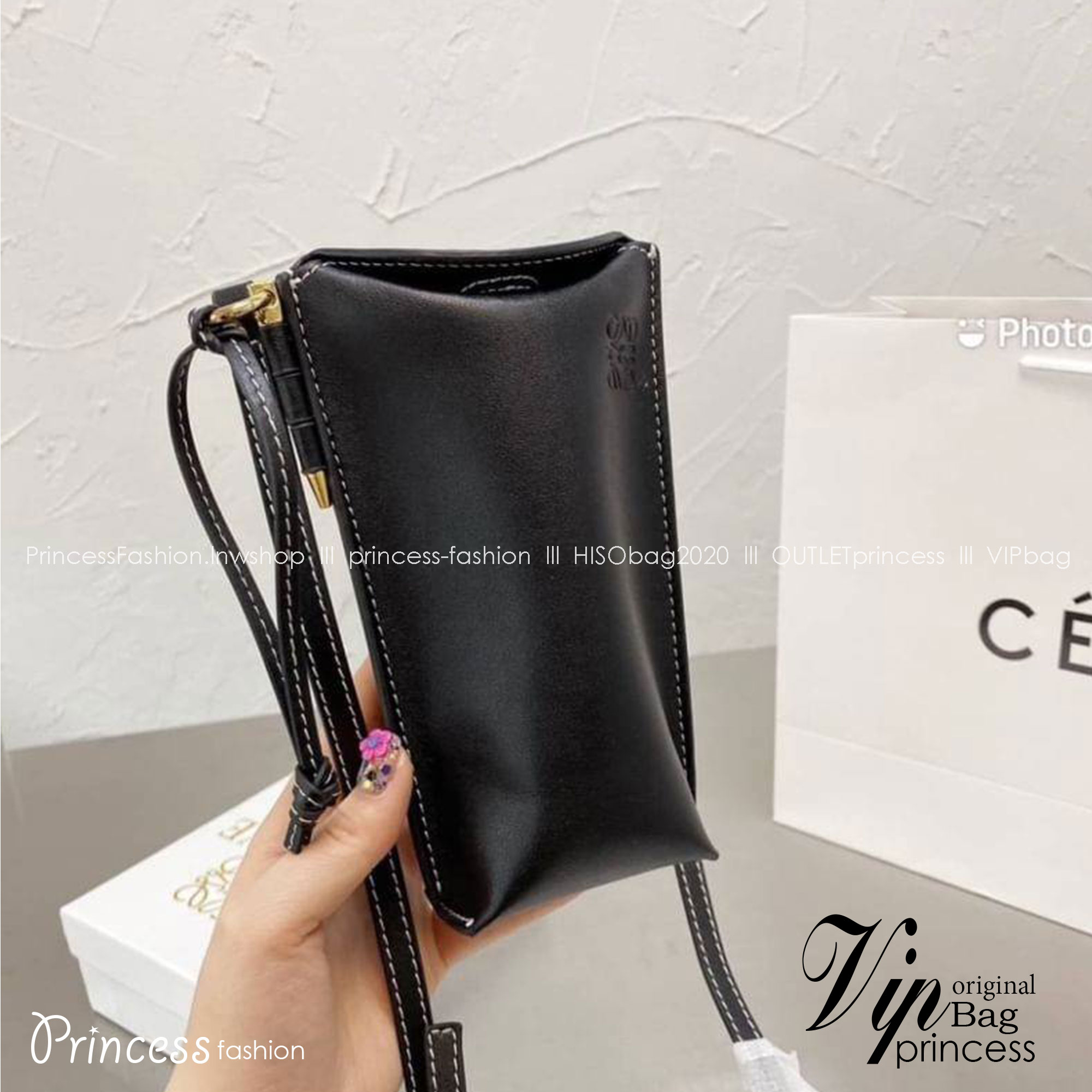 Loewe Pocket Shoulder Bag / LOEWE MINI CROSSBODY BAG / Loewe Phone Bag รุ่นยอดฮิต ไซส์มินิ ที่ใครๆก็ต้องรู้จัก!! กับกระเป๋าสะพายเอนกประสงค์ สำหรับถนอมโทรศัพท์มือ หรือจะประยุกต์ใช้ใส่เงิน พกแทนกระเป๋าสตางค์ก็สะดวก