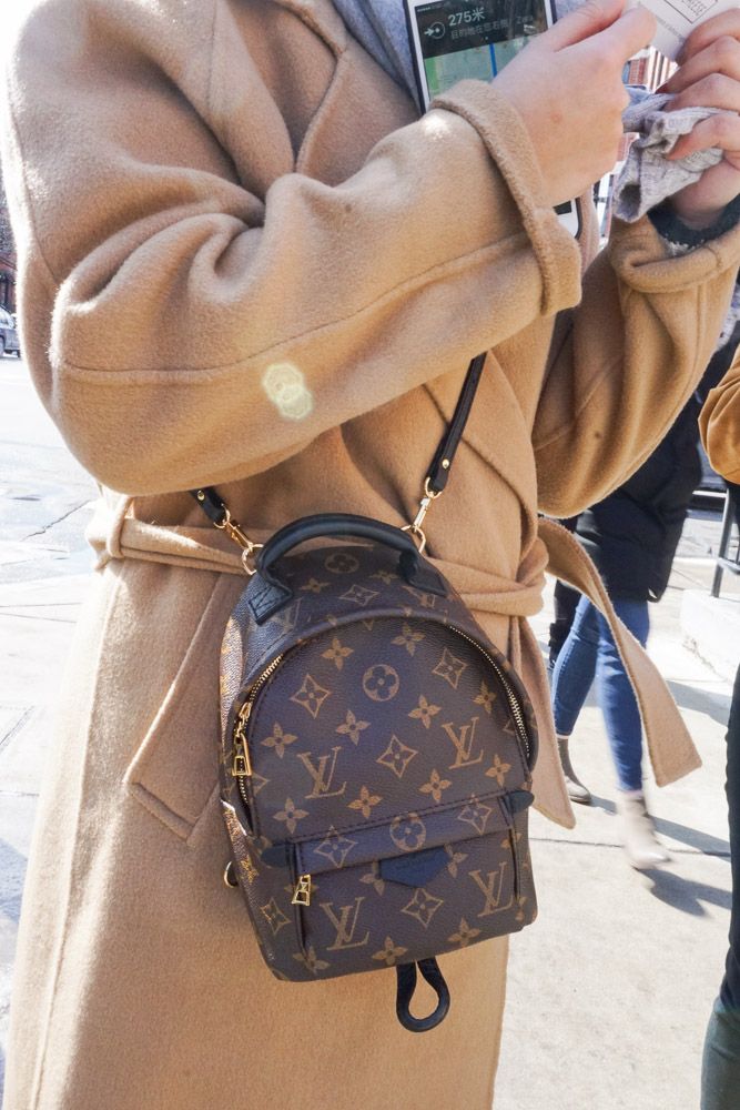VIP GIFT 】หนังแท้ Louis Vuitton backpack new Palm Springs กระเป๋าสะพายหลังแบบมีหูหิ้ว หนังแท้ชั้นดีที่สุด สวยงามมากๆค่ะ ภายในกว้างใส่ของได้เยอะเลย ใบจริงสวยงามน่าใช้มากๆ ได้กับทุกๆวัน เริ่ดมากๆจร้า ห้ามพลาดนะคะ!