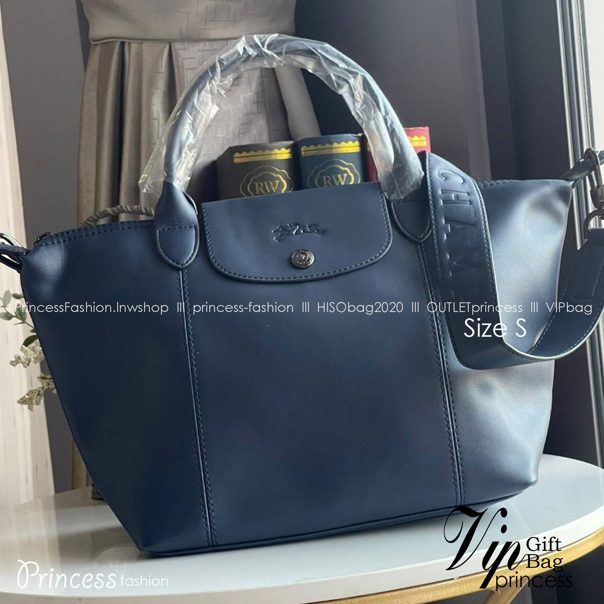 Longchamp Le Pliage Cuir Top handle bag S เรียกว่าเป็นกระเป๋าอีกหนึ่งรุ่นที่ไม่ว่ายังไงก็ฮอตฮิตและติดเทรนด์ตลอดไม่เคยเปลี่ยนกับ ทรง Le Pliage Cuir หนึ่งในตระกูลกระเป๋าสุดไอคอนิกจากแบรนด์
