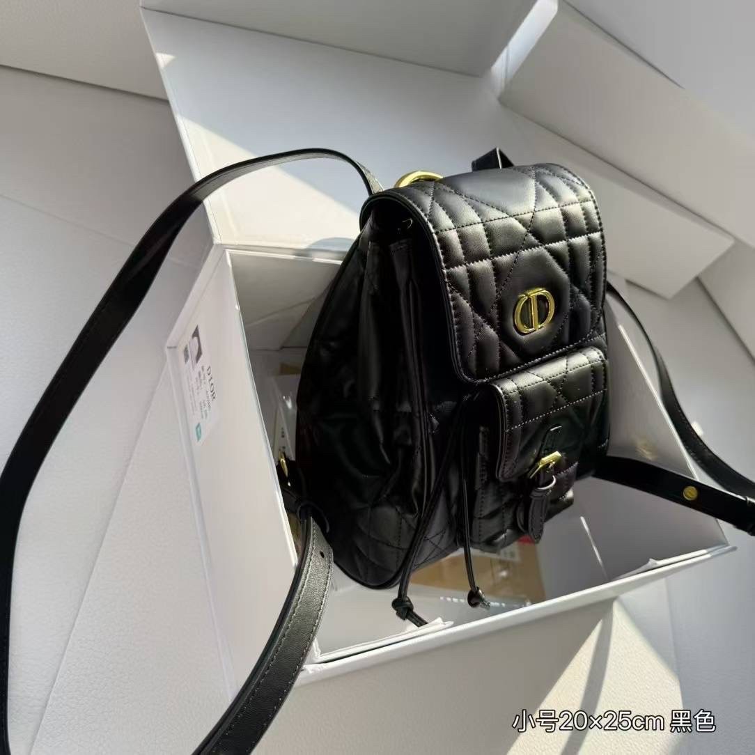 DIOR Small Caro Backpack กระเป๋าเป้ไซส์เล็กน่ารัก ดีไซน์ใหม่ หนังสวยเกินเรื่องมากๆ สัมผัสนิ่ม หรูหรา หูจับในตัวดีไซน์โค้งมนอะไหล่ทองสวยโดดเด่นไม่เหมือนใคร ที่สุดของความลัคชูต้องยกให้แบรนด์นี้