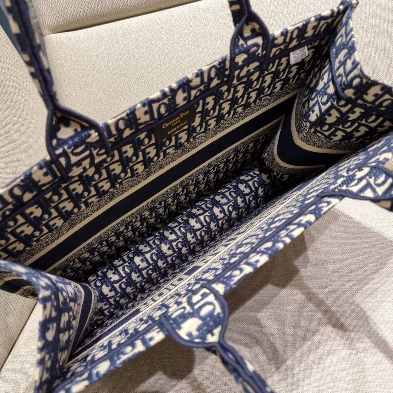 VIP 】HOT ARRIVAL!! DIOR CD SHOPPING BAG WITH GWP กระเป๋าทรงช้อปปิ้งใบใหญ่ จุใจ!! พรีเมี่ยมกิ๊ฟรุ่นดับเบิ้ลฮอต ดีไซน์คลาสสิควินเทจ สวยหรู วัสดุผ้าแคนวาสลายกราฟฟิค ภายในโล่งกว้างมากๆ ใส่ของจุสุดๆ โน้ตบุ้ค ไอแพด กระเป๋าสตางค์ มือถือ หรือเสื้อผ้ายังได้ สะพายค