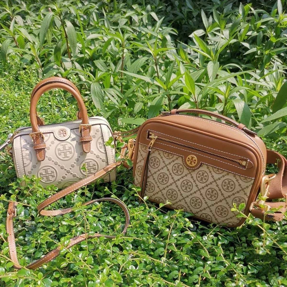 Tory Burch T-Monogram Mini Embossed Wine Bucket Bag / Tory Burch Mini Bucket กระเป๋าถือหรือสะพายไหล่ ทรงหมอนขนาดเล็ก ประดับด้วยลวดลายอันเป็นสัญลักษณ์ของแบรนด์ ถูกประดิษขึ้นด้วยความพิถีพิถันวัสดุหนังอย่างดี ด้านในบุด้วยหนังไมโครซูแอคเนื้อนุ่มทำความสะอาดง่า