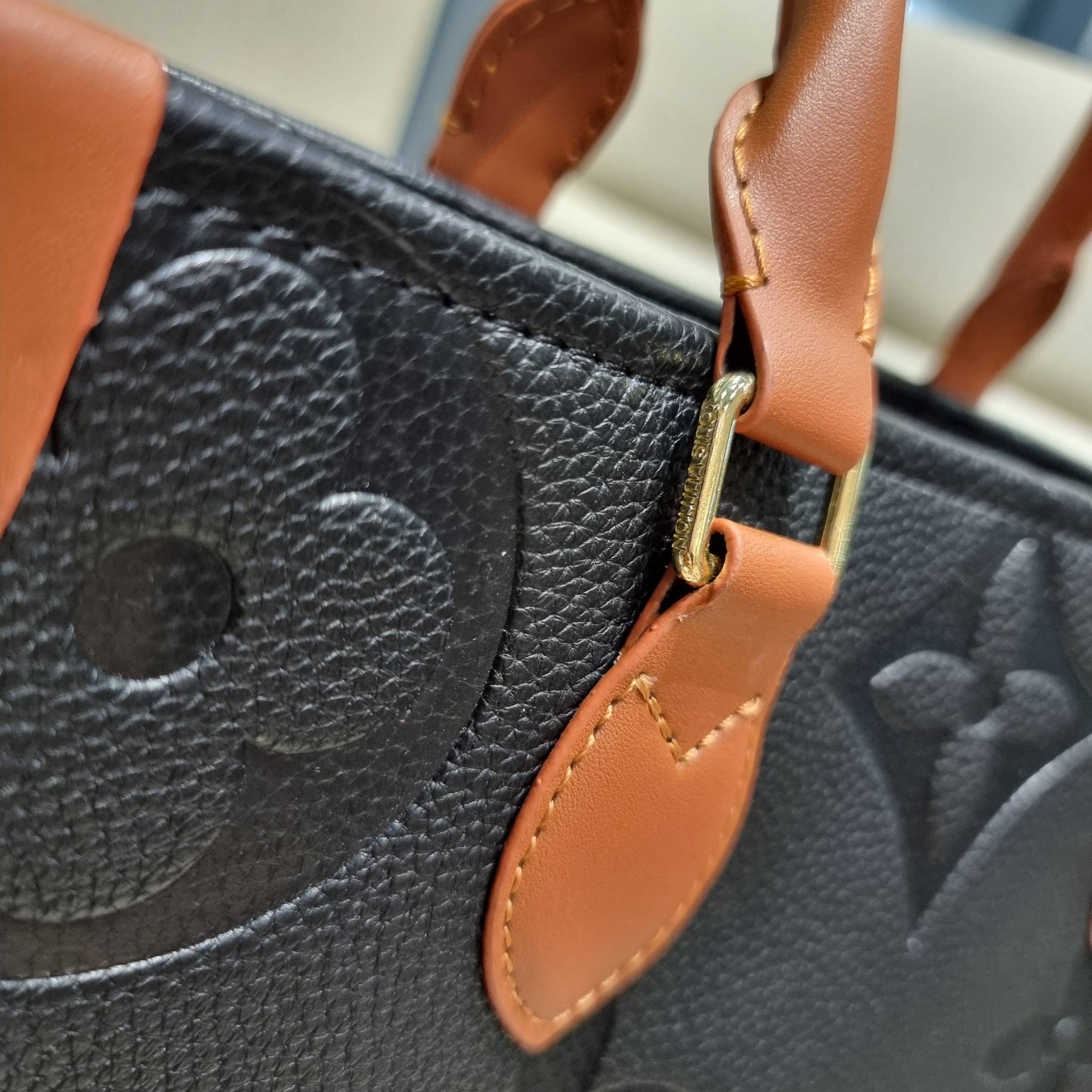 LV crossbody tote bag / LV Shopping Bag ดีไซน์สวยคม สมราคา ดูแพงไปอีก ด้วยดีเทลลายของหนัง crossgrain กระเป๋าทรงโท้ทคลาสสิค ผู้ดียืนหนึ่ง โทนสีใช้งานง่าย แมทช์ได้ทุกลุค มาพร้อมหูจับในตัว แบบหูหิ้ว และหูยาวสำหรับสะพายไหล่ เก๋มาก ชิคมาก ภายในโล่งกว้างมาก มีอ