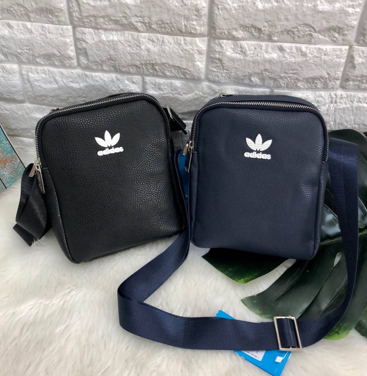 ADIDAS MESSENGER BAG กระเป๋าสะพายข้าง หรือ crossbody วัสดุ pu. น้ำหนักเบา ด้านหน้ามีโลโก้แบรนด์ ตัวกระเป๋า แบ่ง 3 ช่องซิป ช่องซิปหลักกว้าง ใส่ wallet ยาวได้ มาพร้อมสายยาวปรับได้ค่ะ