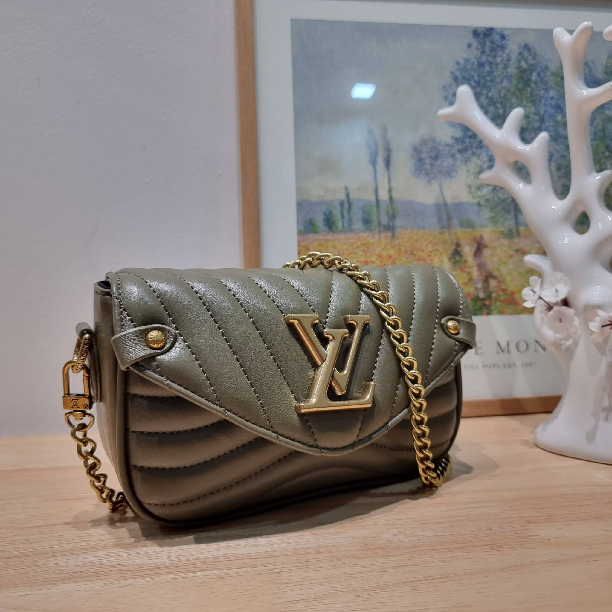 LV new wave pochette multi bag กระเป๋าสะพายมัลติฟังก์ชั่น มาพร้อม box set รับรองว่าดีงาม ลูกเล่นคลาสสิคผสานความวินเทจ มีสายสะพายให้ 2 เส้น และกระเป๋าใบลูก เล็กน่ารัก