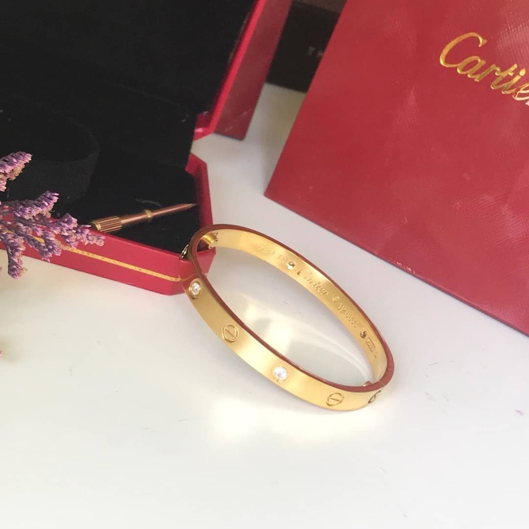 Cartier Love Bracelet รุ่นเพชร กำไลข้อมือ ภาพถ่ายจากงานจริง วัสดุโลหะเคลือบขึ้นเงาตามรูป งานปั้มครบตามรูปเลยค่ะ