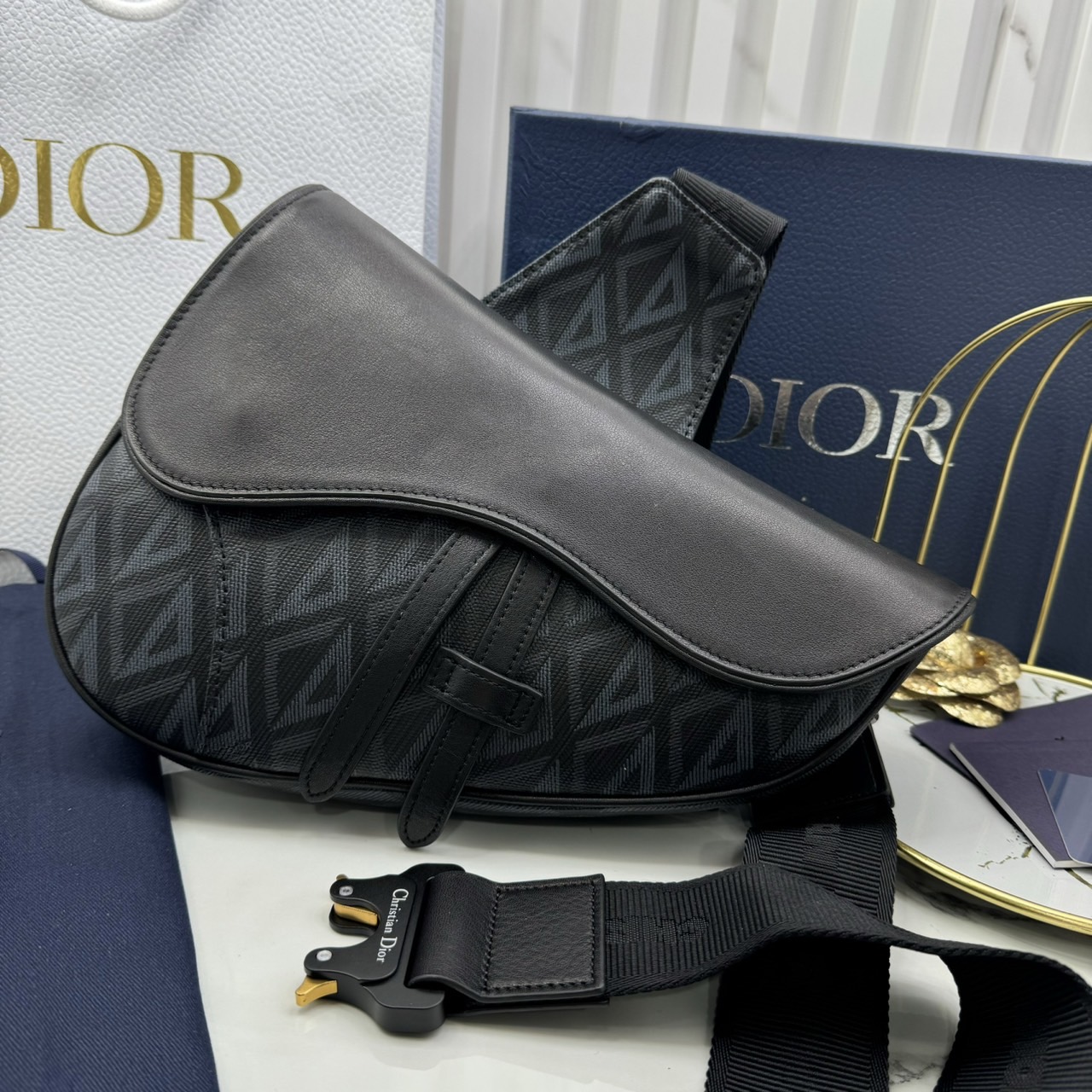 DIOR Saddle Bag CD Diamond canvas and smooth leather กระเป๋าคาดอก หรือสะพายไหล่ได้ สไตส์แบรนด์หรู รูปแบบใหม่ของ CD คลาสสิก เกรดออริ 1:1 ใช้งานต่างประเทศได้