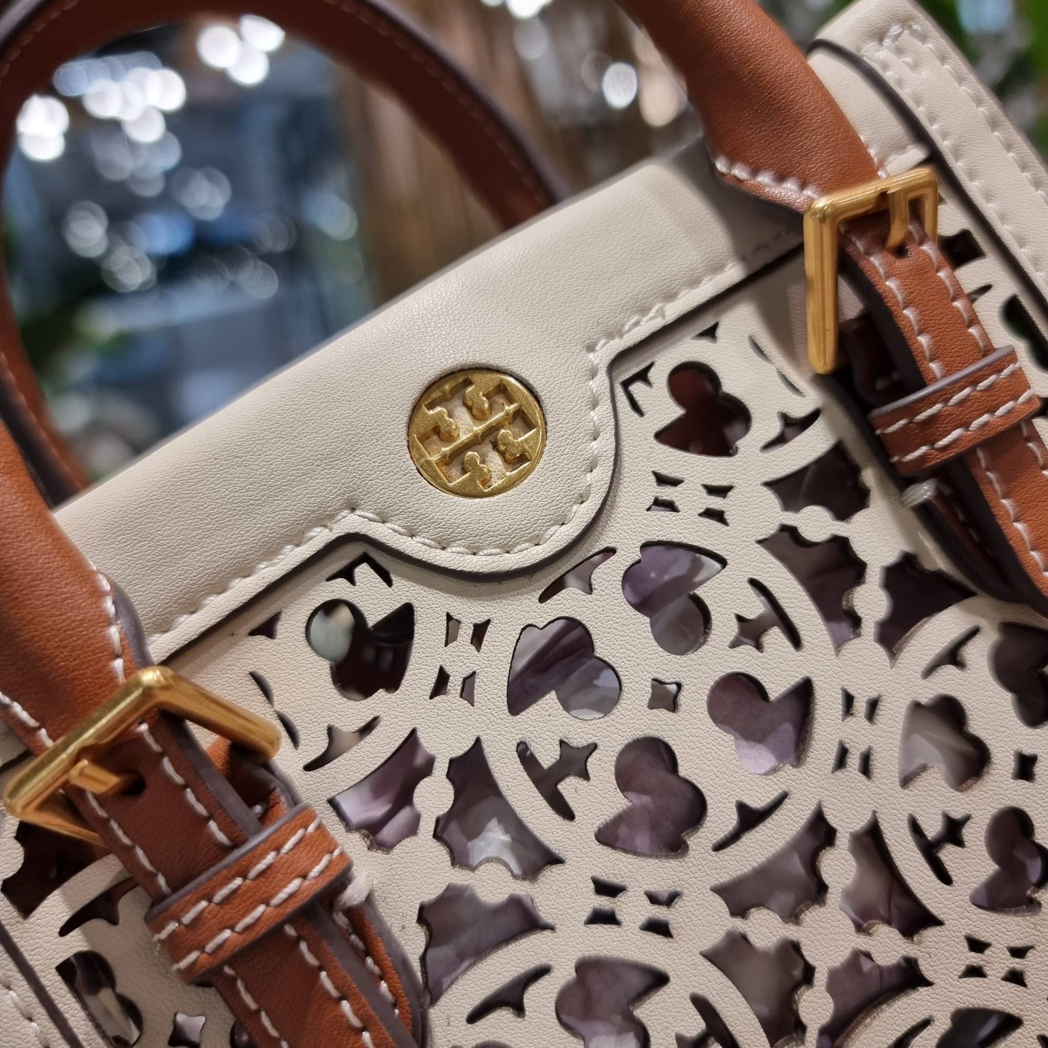 TORY BURCH T MONOGRAM LASER-CUT MINI TOTE ใจบางที่สุดกับคอลเลคชั่นนี้ กับกระเป๋าสะพายทรงโท้ท ไซส์มินิ ที่เพิ่มดีเทลความแพงด้วยการฉลุลวดลายโมโนแกรมรอบใบ ถักทอเป็นเส้นลายสานที่สวยงามมาก งานฝีมือจริงๆ วัสดุหนัง cowhide ปากกระเป๋ามีแถบแม่เหล็กกันหล่น และมีหูจ