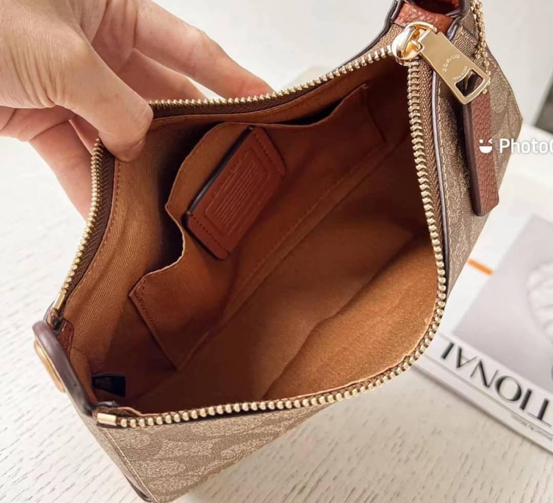 OUTLET 】COACH JES BAGUETTE IN SIGNATURE CANVAS (C7264) GOLD/KHAKI SADDLE สินค้าพร้อมส่งที่ไทย