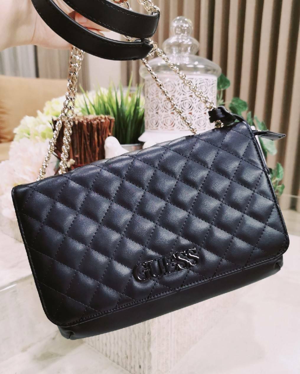 GUESS CROSSBODY BAG กระเป๋าสะพายรุ่นใหม่ล่าสุดทรงเหลี่ยมหนังนิ่มสวยเดินเส้นลายตารางอยู่ทรงด้านหน้าประดับโลโก้ GUESS สวยดูมีเปิดปิดด้วยฝาปิด ภายในมีช่องแบ่งสองช่องเป็นสัดส่วนใส่กระเป๋าสตางค์ใบยาว มือถือ ของจุกจิกได้เยอะ พร้อมสายสะพายโซ่ต่อหนังจะเลื่อนใช้สา