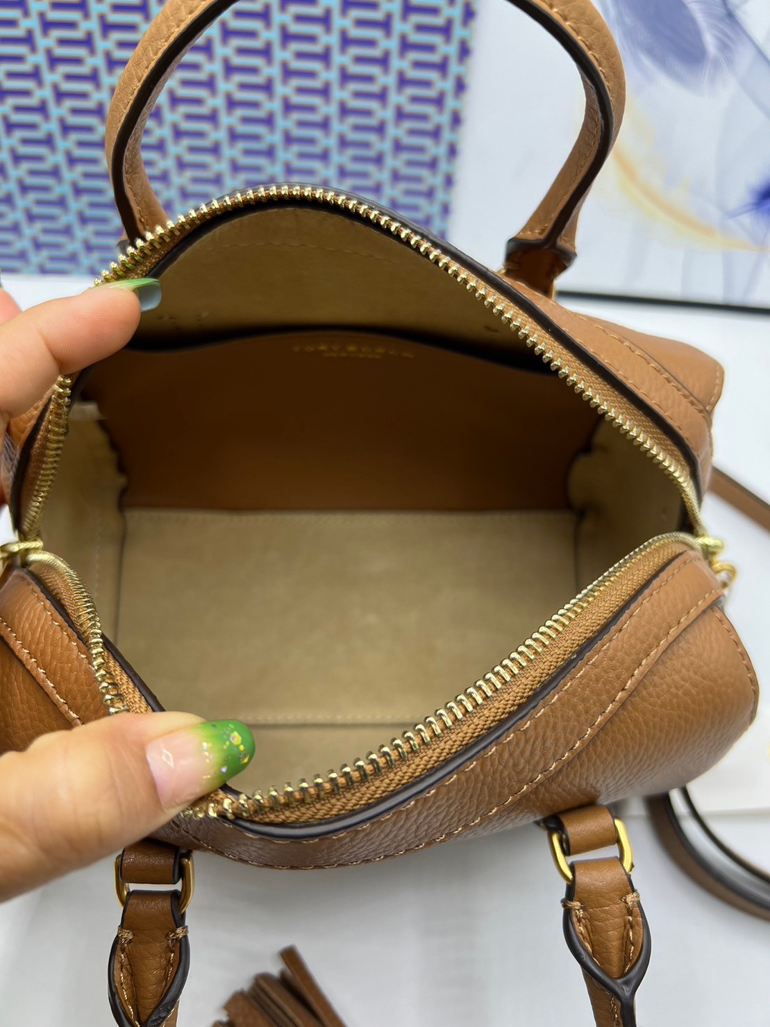 Tory Burch Thea Mini Web Satchel Crossbody Bag / Tory keepall พร้อมส่ง กระเป๋าสะพายทรงหมอนขนาดกลางกำลังน่ารัก เกรดท็อปออริจินอล