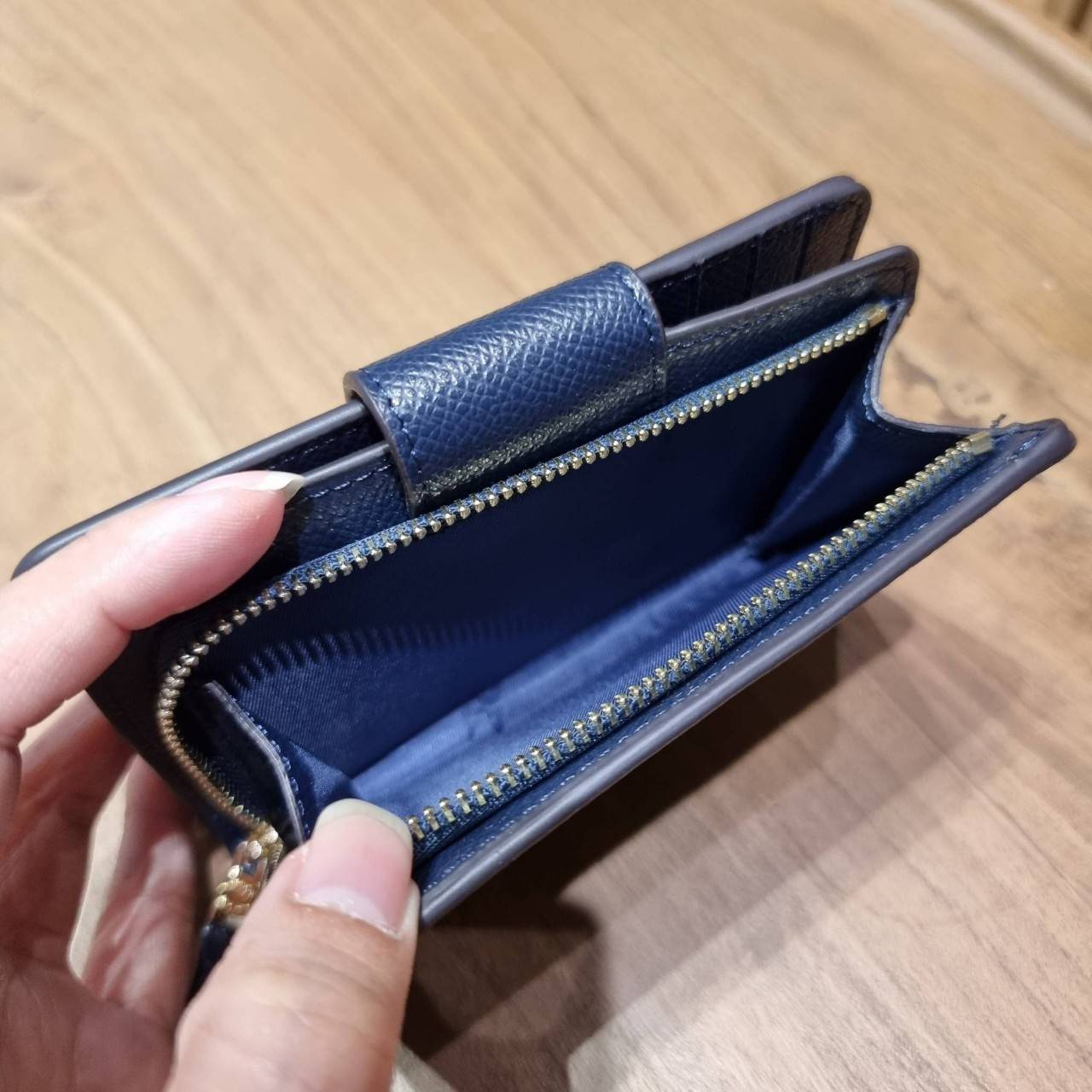 COACH 6390 MEDIUM CORNER ZIP WALLET เดอะเบสท์รุ่นที่สาวๆตามหา!! ดีไซน์ใหม่ สวยสะกด!! กระเป๋าสตางค์ใบกลาง สีคลาสสิค เรียบแต่แฝงความหรู บอกเลยว่ามันละมุนมาก!! ด้วยวัสดุหนัง crossgrain ที่ดูแลรักษาง่าย และยังดูผู้ดี ถือใช้แล้วขับผิวทุกสี ภายในมีช่องใส่บัตรแล
