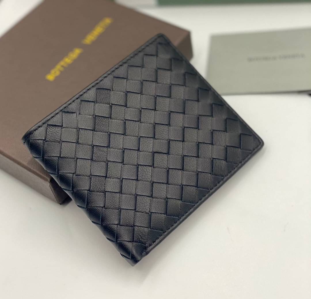 VIP 】หนังแท้ BOTTEGA VENETA WALLET กระเป๋าสตางค์ใบสั้นคุณผู้ชาย รุ่นตามหา มาเท่าไหร่ไม่เคยพอเลยค่า เป็นรุ่นคลาสสิกที่หยิบมาใช้งานได้บ่อยที่สุด งานหนังลูกวัวแท้ทั้งใบสวยมากนะคะ ใช้ทนทานได้นานเลยค่ะ ภาพสินค้าถ่ายจากงานขายจริง พร้อมส่งที่ไทยราคาสุดคุ้มห้ามพล
