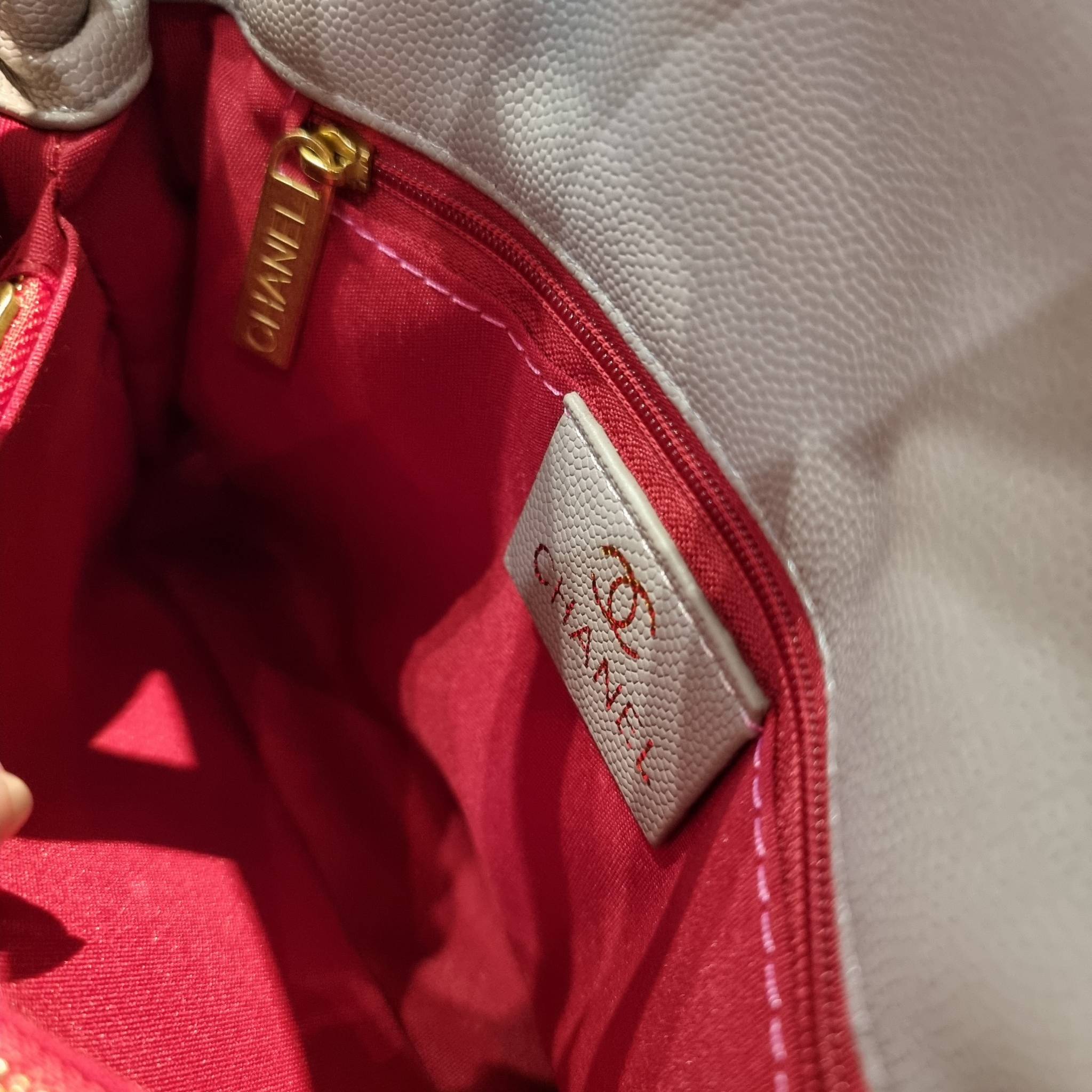 VIP 】รุ่นยอดฮิตตลอดกาล ไซส์กำลังสวย!! จากแบรนด์ Chanel กระเป๋าถือ/สะพาย หนังลายคาเวียร์ โลโก้เด่นชัด เปิด-ปิดกระเป๋าด้วยตัวบิดล็อค อะไหล่สีทองหรู ทรงสวยผู้ดี ภายในกระเป๋ามีช่องโล่งกว้างจุของได้พอสมควร มีช่องซิปแบ่งสัดส่วน ด้านหลังมีช่องเก็บของจุกจิกอีก 1 