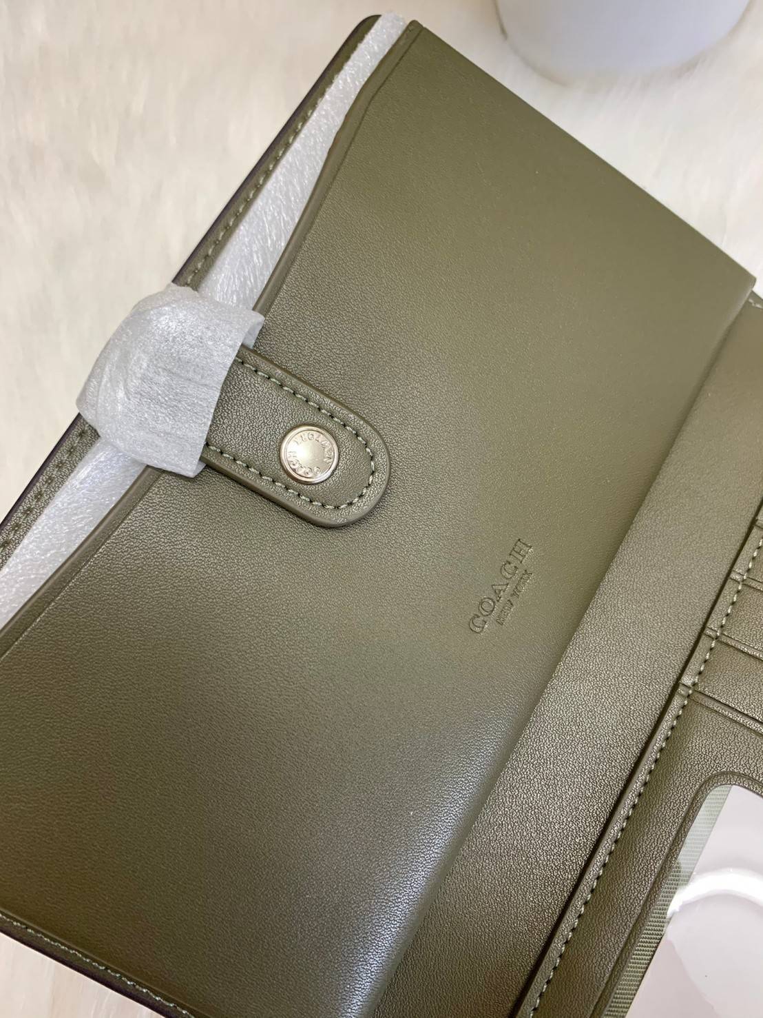 พร้อมส่งครบ 5 สี กระเป๋าสตางค์ที่สาวๆต้องมีติดตัวค่าา😘 COACH TECH WALLET IN COLORBLOCK SIGNATURE ((C2874)) ✔️กระเป๋าเงินใบยาว หนังแท้ พร้อมสายคล้องมือในตัวค่ะ ✔️เปิดปิดด้านหน้าแบบฝากระดุม ภายในมีช่องใส่ธนบัตร2ช่อง ;สามารถใส่มือถือ ip