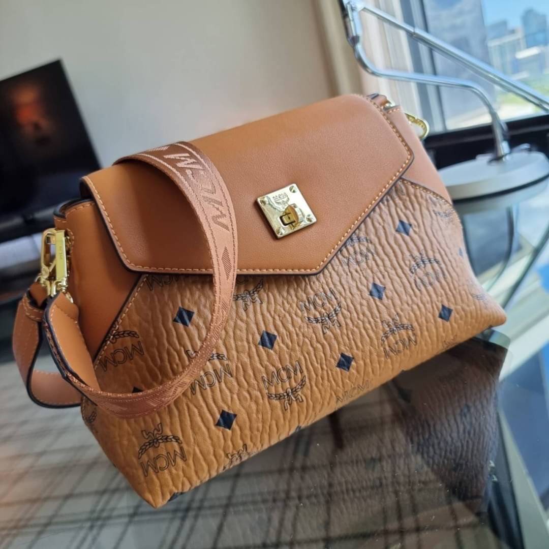 M.C.M ESSENTIAL CROSSBODY IN VISETOS กระเป๋าสะพายข้าง สวยอยู่ทรง ดีไซน์ไม่ซ้ำใคร มาพร้อมสายสะพายถึง 2 แบบ ปรับเปลี่ยนใช้ได้ไม่มีเบื่อ วัสดุหนังแคนวาสสลับหนังแท้ เปิด-ปิดกระเป๋าด้วยตัวบิดล็อคแน่นหนา ด้านหลังมีช่องเก็บบัตรได้ ภายในโล่งกว้าง แบ่งสัดส่วน เป็น