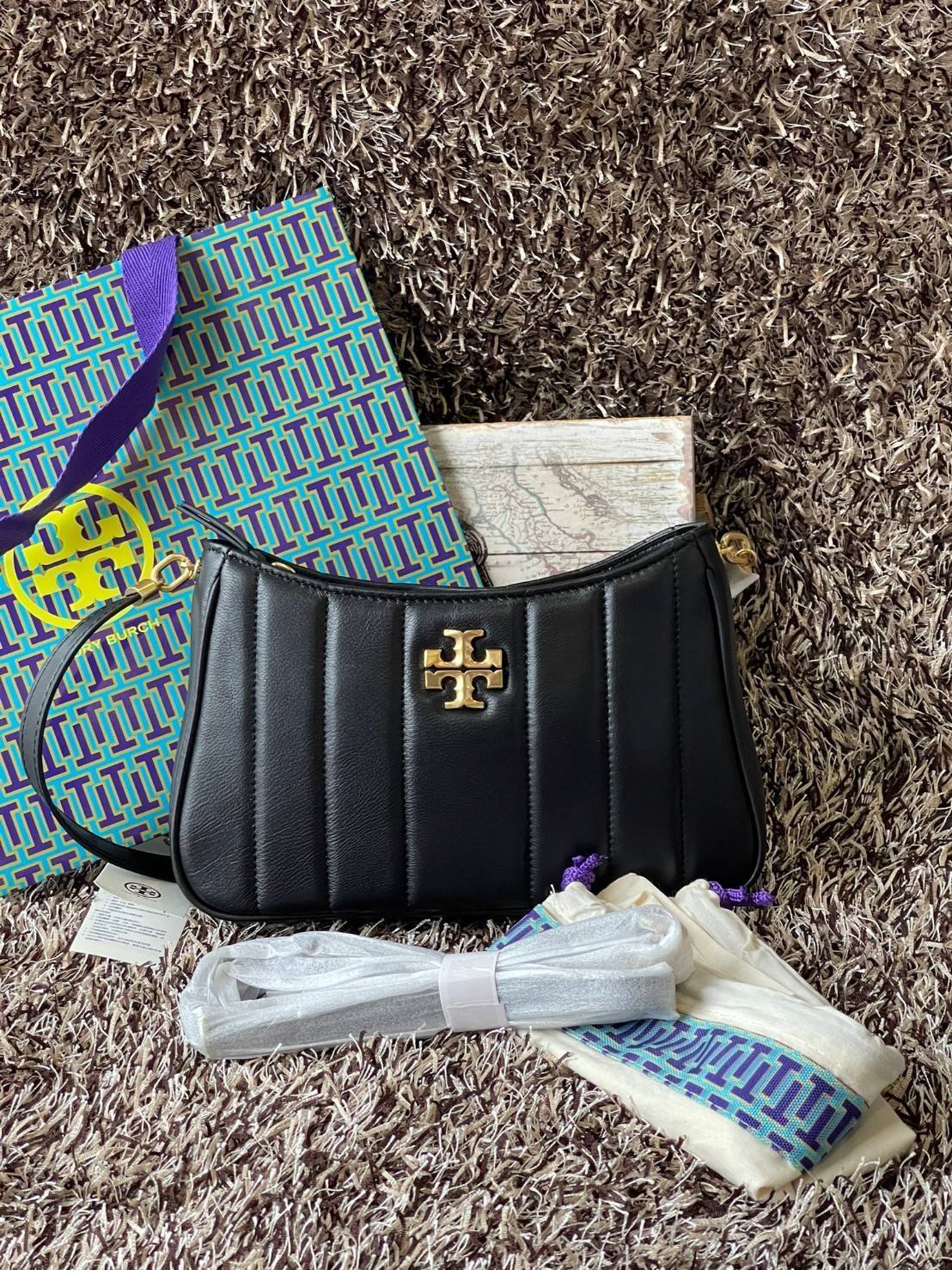 Tory burch Kira logo-plaque crossbody bag กระเป๋า Kira ของ Tory Burch เป็นส่วนหนึ่งของคอลเล็กชั่นที่โดดเด่น และมีหลายรุ่นด้วยกัน โดยมีป้ายโลโก้ Double T ของแบรนด์อยู่ตรงกลาง มีความเรียบง่ายแต่ยังคงความหรูหราโดดเด่นด้วยวัสดุบุผิว ป้ายโลโก้สีทอง สายสะพายโซ่