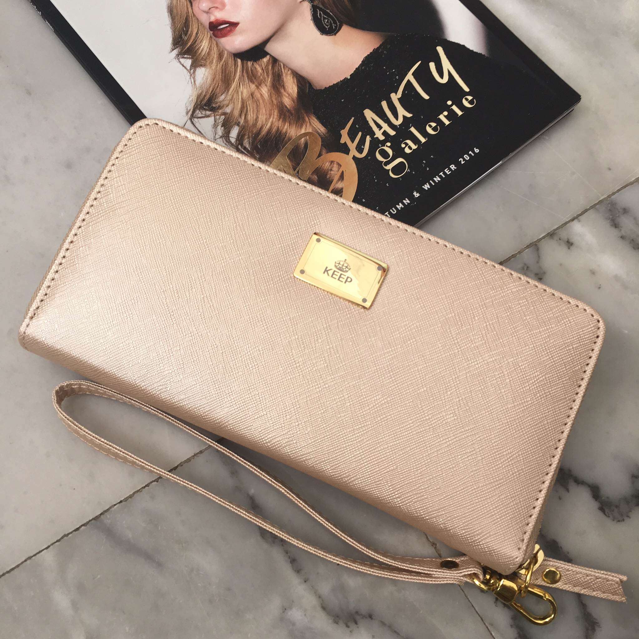 NEW ' KEEP Alice ' 2017 collection •• Long wallet 🐔🐔 ใหม่ล่าสุด สำหรับกระเป๋าสตางค์ทรงยาว หนัง saffiano leather เป็น Collection สีทอง รับทรัพย์ ต้อนรับ ปีไก่ทอง กันเลยค่า 💸💵💴💶💷💰