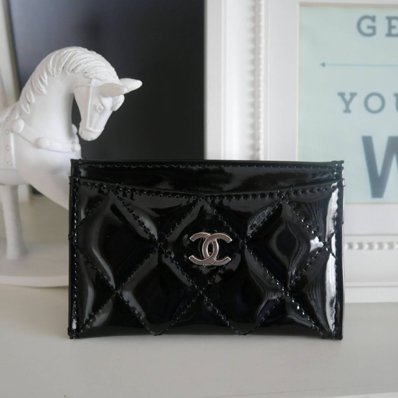 New Arrival! งานหรูเว่อวัง พร้อมส่งคะ Chanel Card Holder in Black 💳 จากพรีเมี่ยมกิ้ฟแบรนด์หรูอย่าง chanel ดีไซน์สวยเก๋ ประดับ Logo brand อะไหล่เงิน ขนาดกำลังน่ารัก ใส่บัตรได้ถึง 4 ใบ พกพาสะดวก จะซื้อไว้ใส่บัตรใบหรู หรือซื้อให้เป็นของขวัญ ก็ควรค่าท