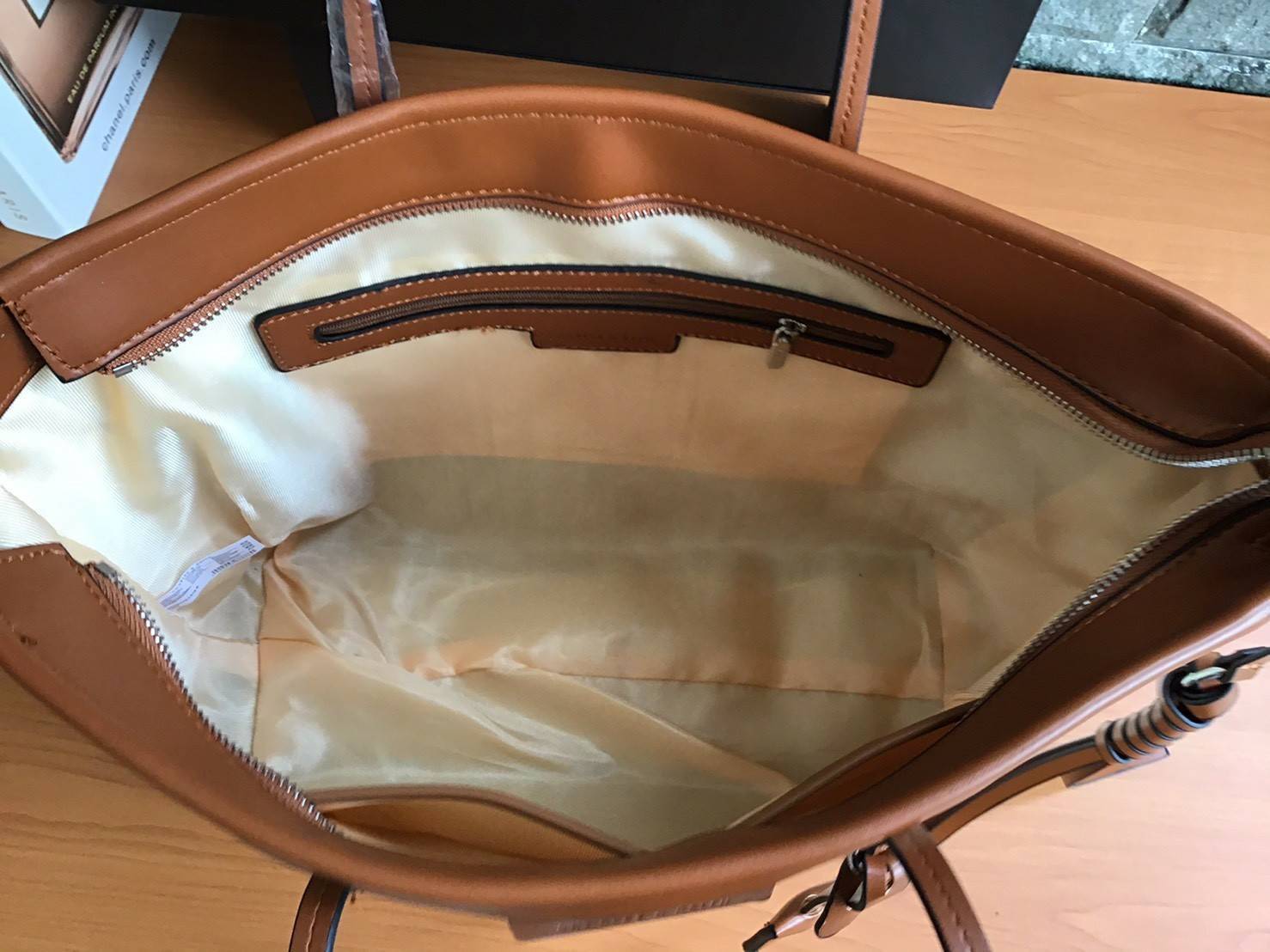 Charles & Keith Black Textured Tote Bag ฮอตฮิตตลอดกาลสำหรับรุ่นนี้ รุ่นยอดนิยม!! มากี่รอบกี่รอบก็ขายดี ใครไม่มีรุ่นนี้ติดตู้ไว้ถือว่าเชยมาก(!!) กระเป๋าสะพายทรง Shopping bag ใบใหญ่จุของได้ใจ น้ำหนักเบา โดดเด่นด้วย Textured วัสดุสานรอบใบ ตัดขอบหนัง สวยอยู่ท