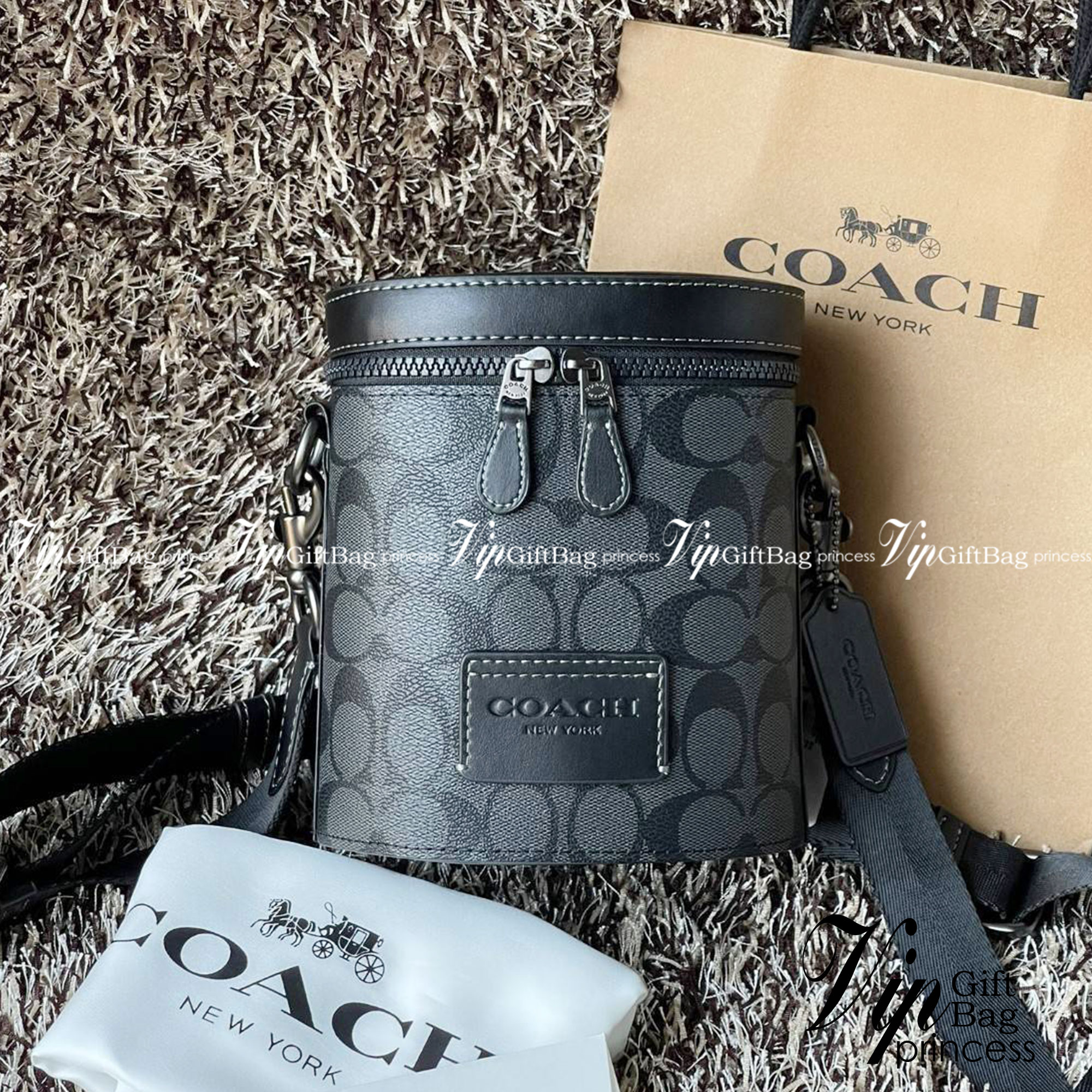 Coach Barrel Crossbody In Signature Canvas C9843 กระเป๋าถือสุดชิคตามแบบฉบับของ Coach ใบนี้หยิบมาแมตช์กับเสื้อผ้าได้ง่ายมาก ใช้งานได้แบบยูนิเซท ทั้งชายและหญิง เพราะมีดีไซน์ที่เรียบเก๋